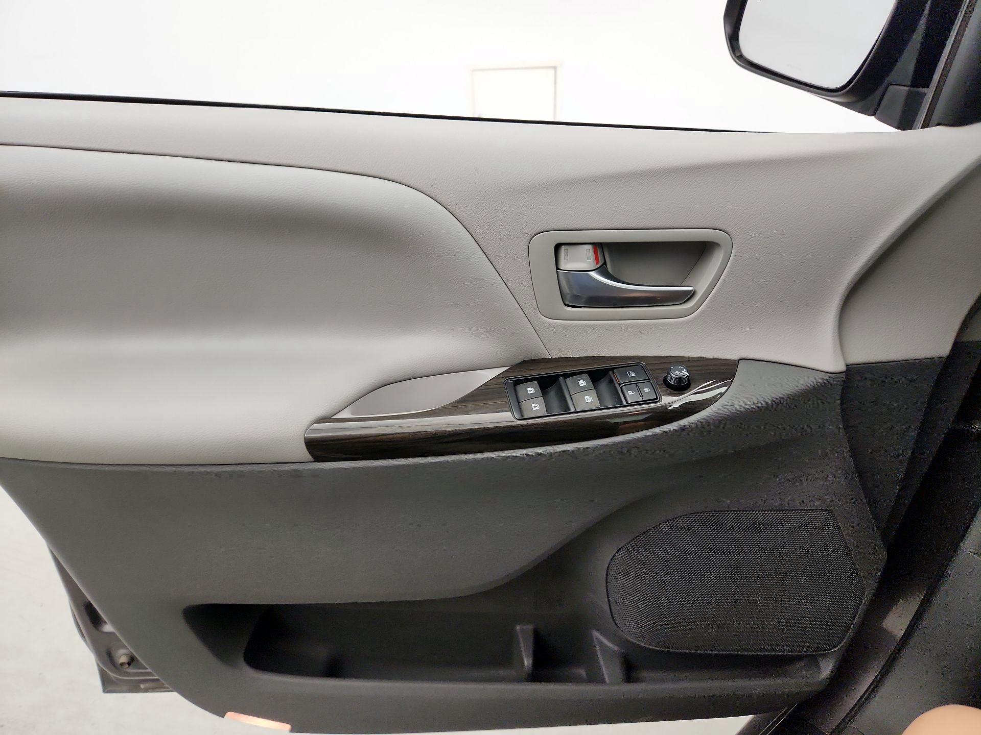 Thumbnail: 2016 Toyota Sienna - 12