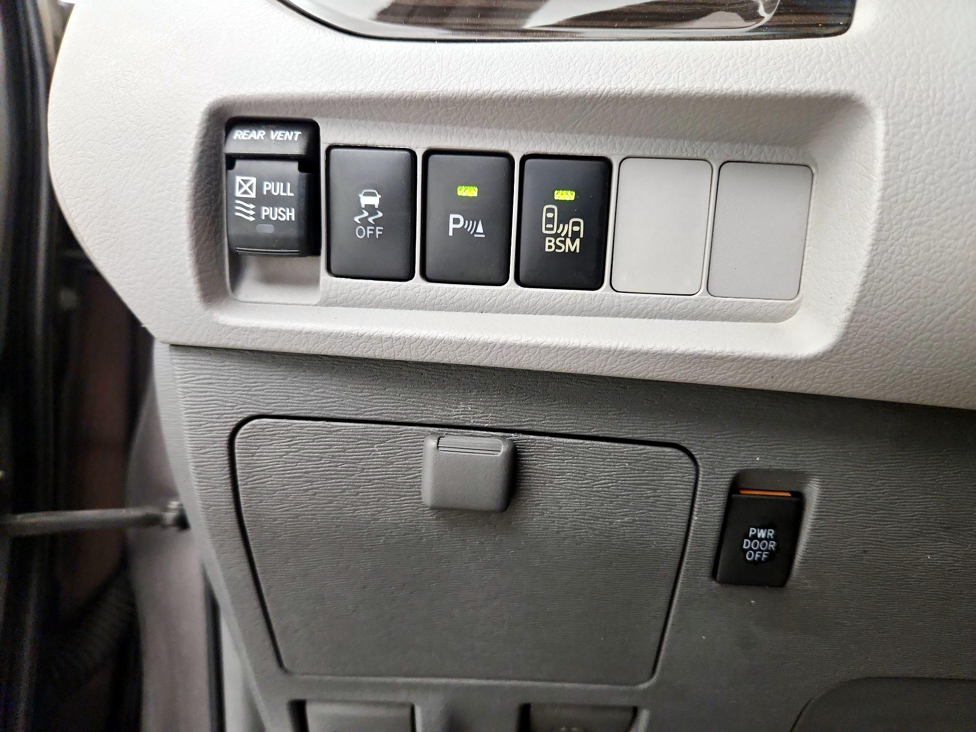Thumbnail: 2016 Toyota Sienna - 13