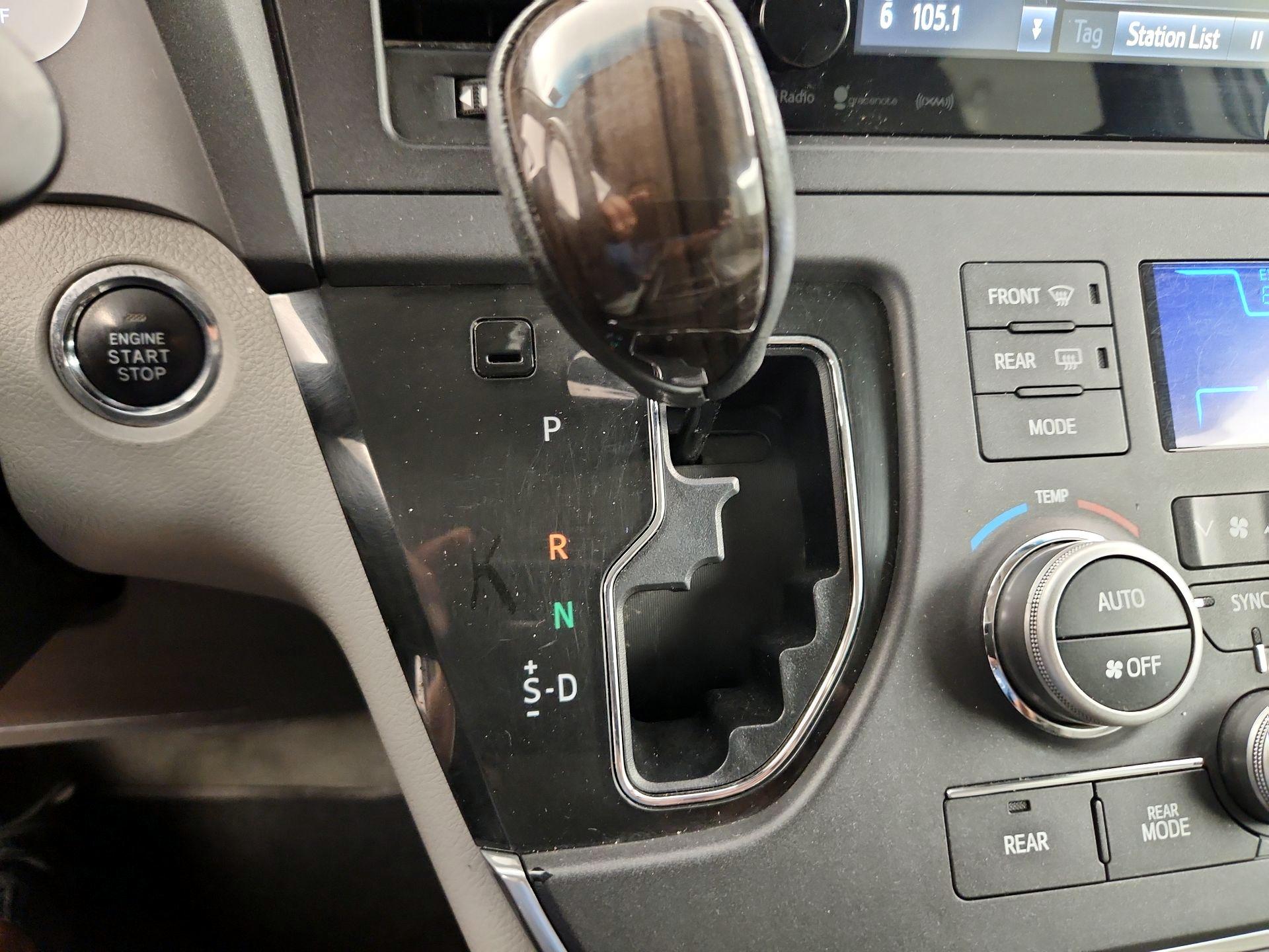 Thumbnail: 2016 Toyota Sienna - 17