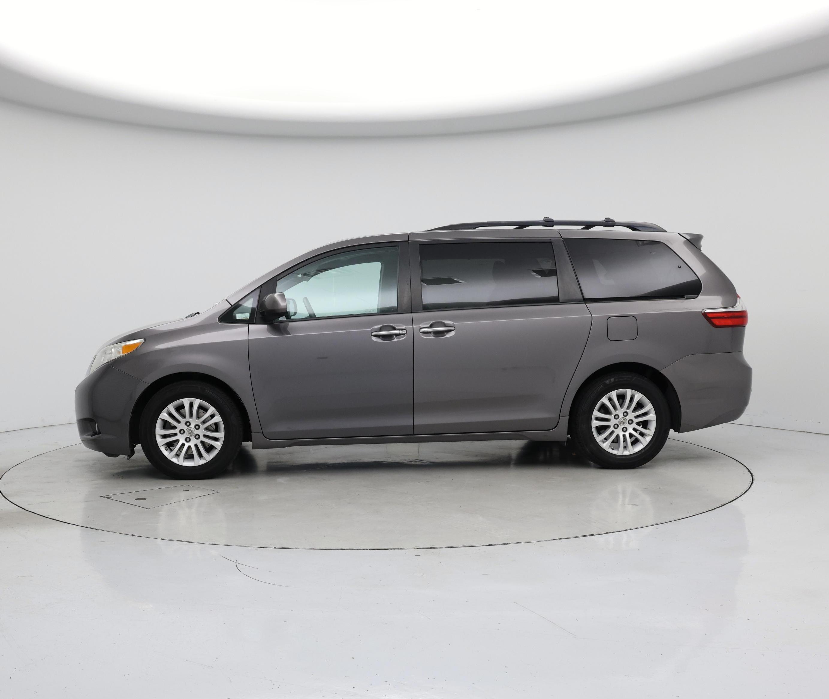 Thumbnail: 2016 Toyota Sienna - 3