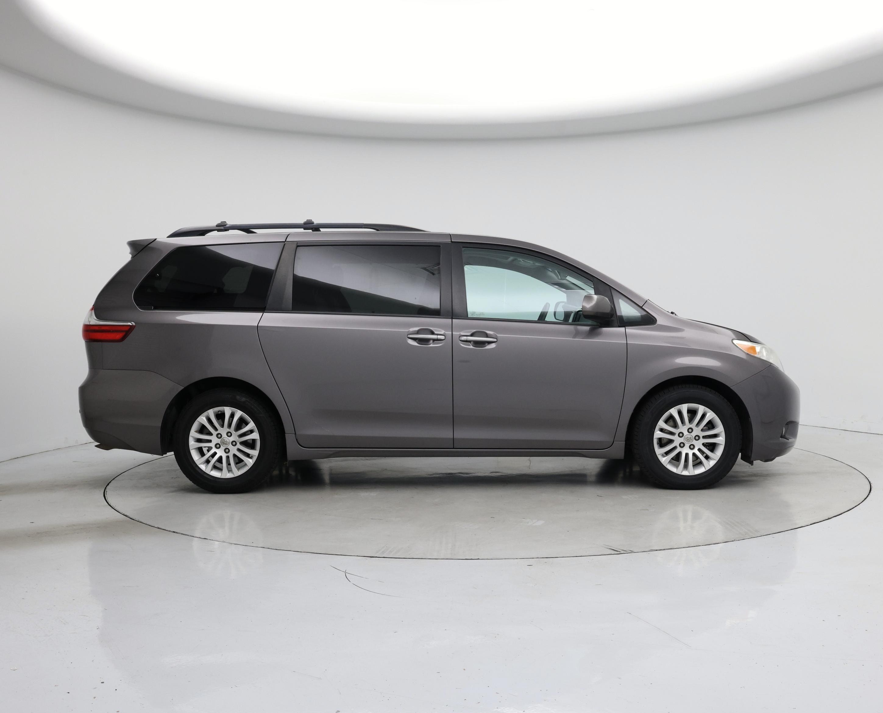 Thumbnail: 2016 Toyota Sienna - 7