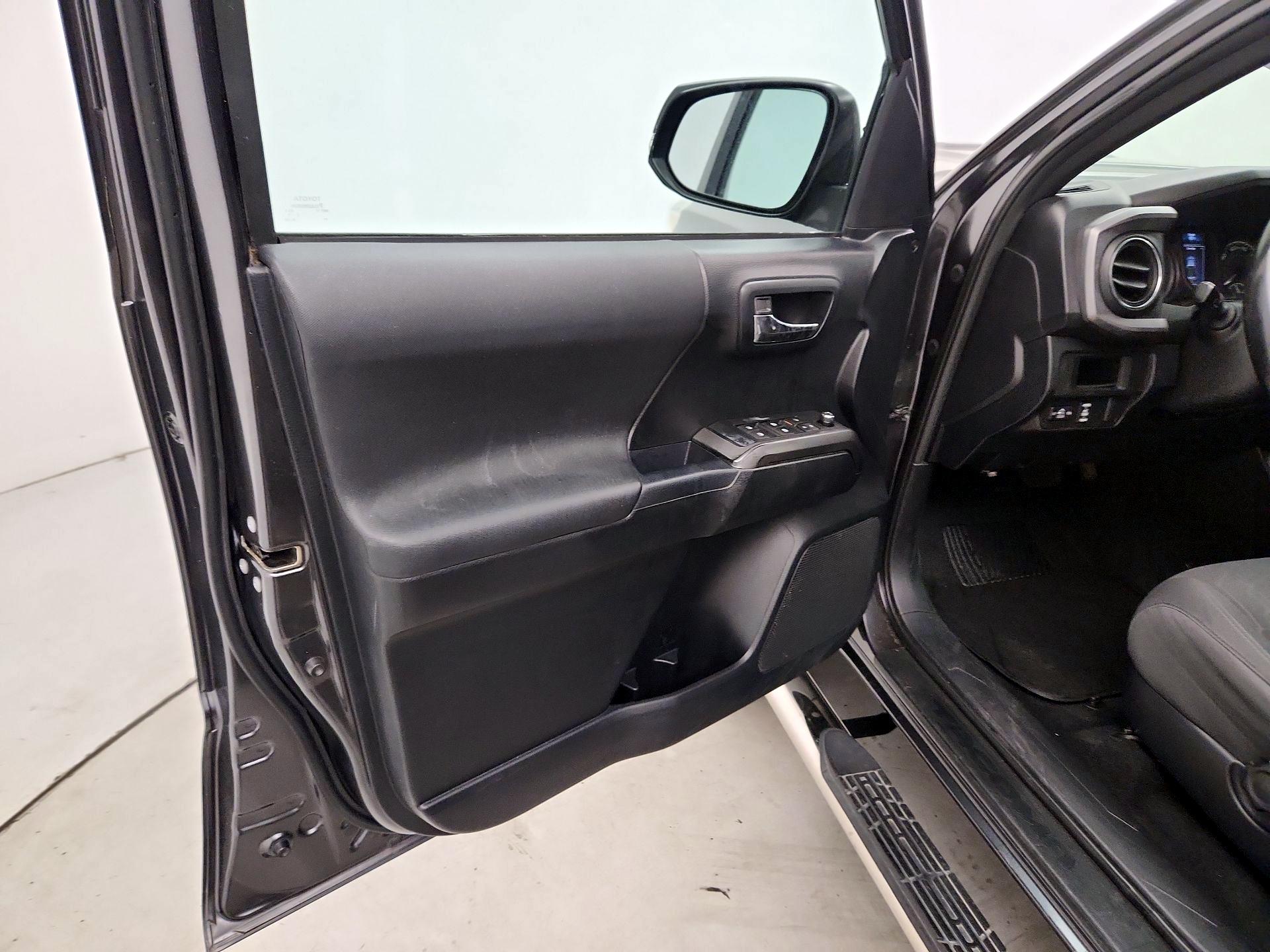 Thumbnail: 2016 Toyota Tacoma - 12