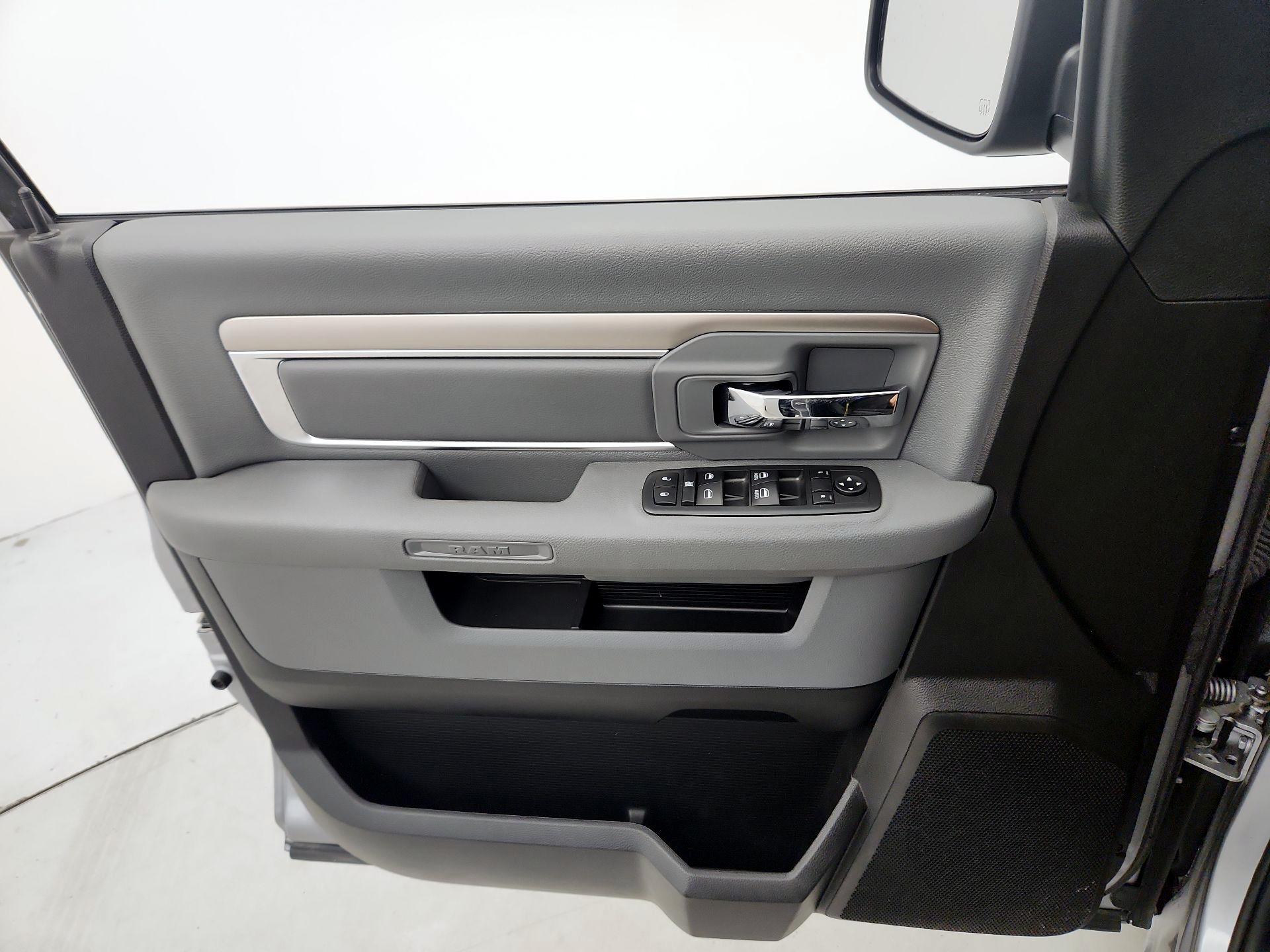 Thumbnail: 2020 RAM 1500 Classic - 12