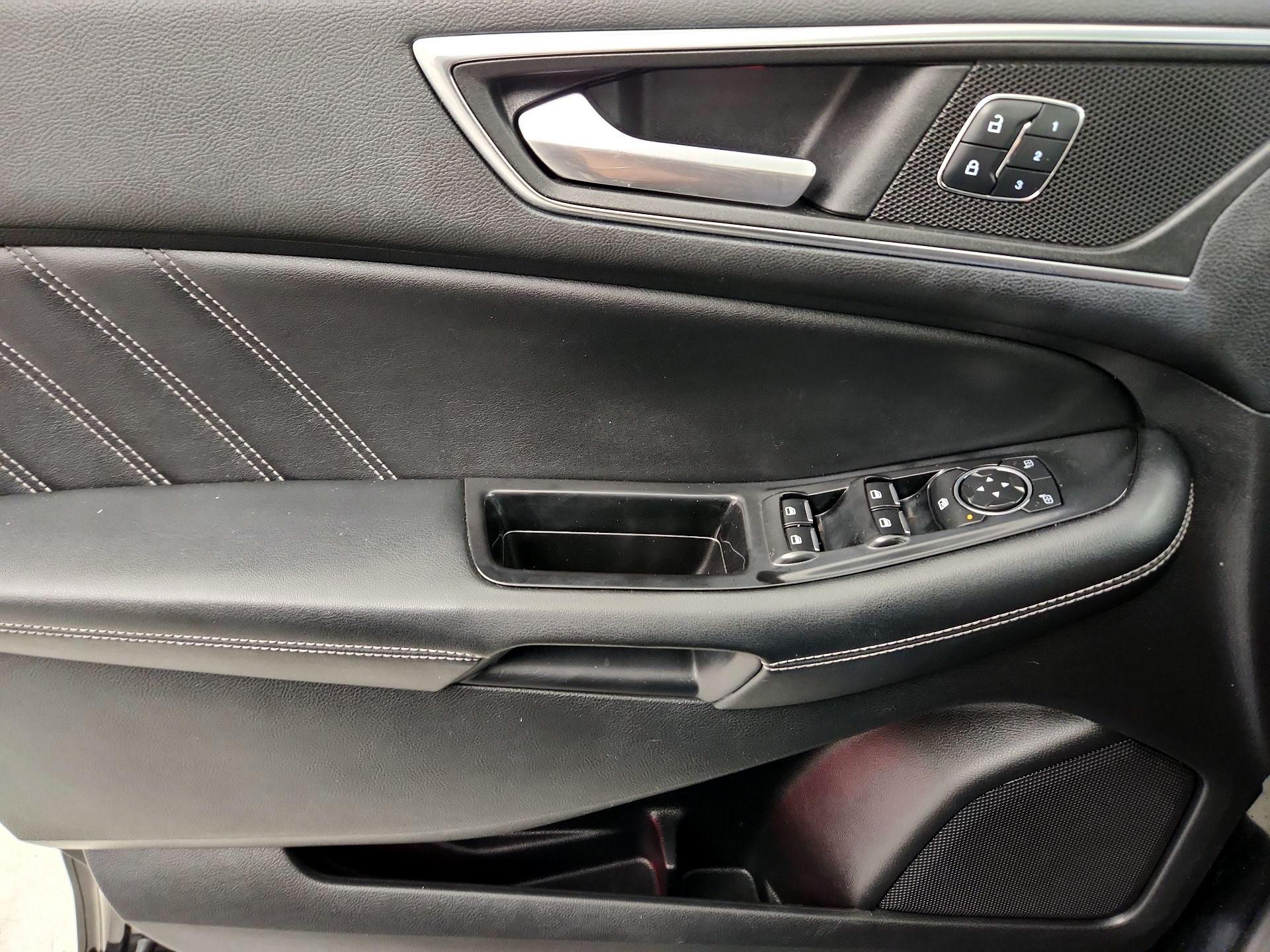 Thumbnail: 2016 Ford Edge - 12