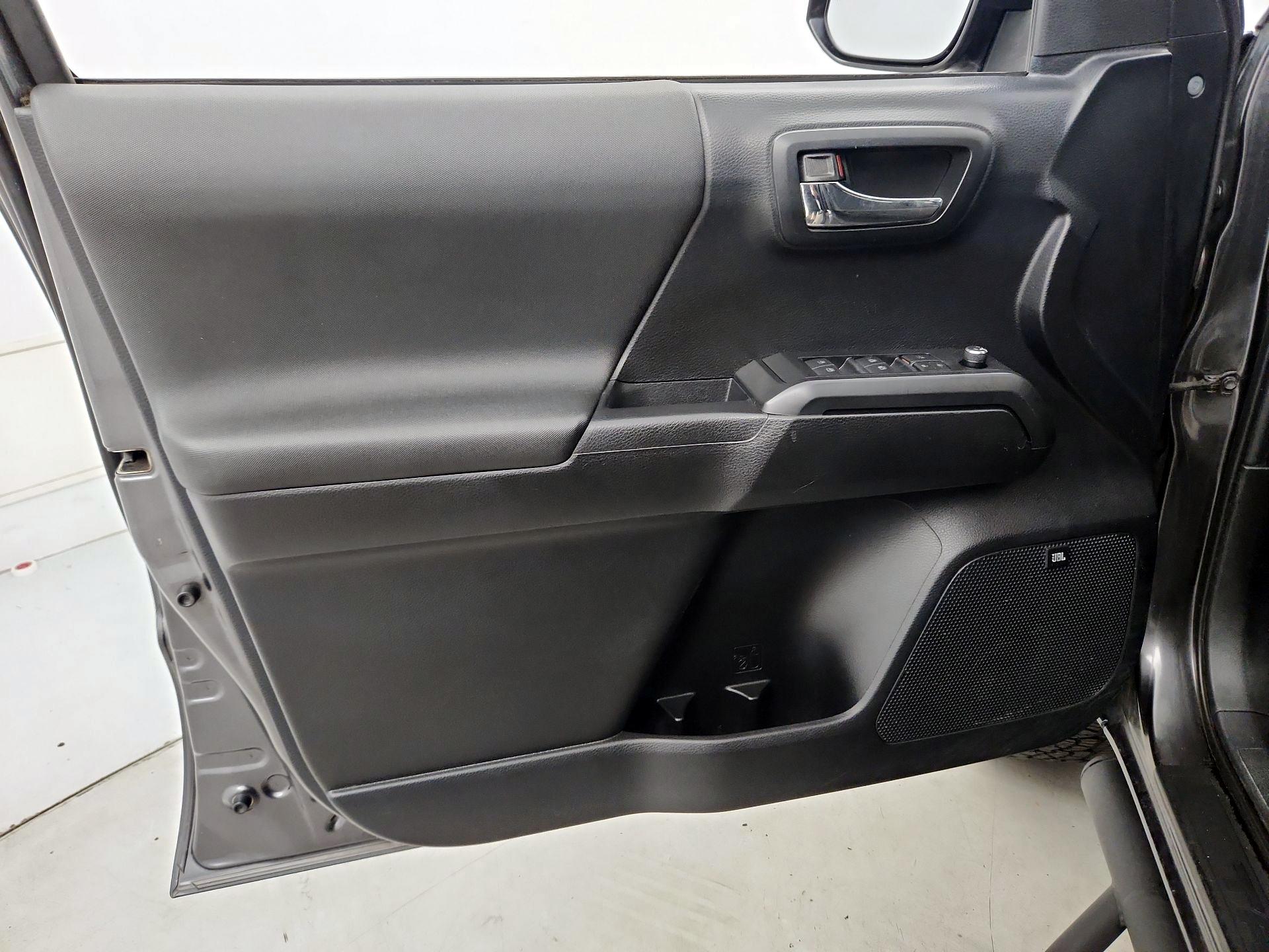 Thumbnail: 2016 Toyota Tacoma - 12