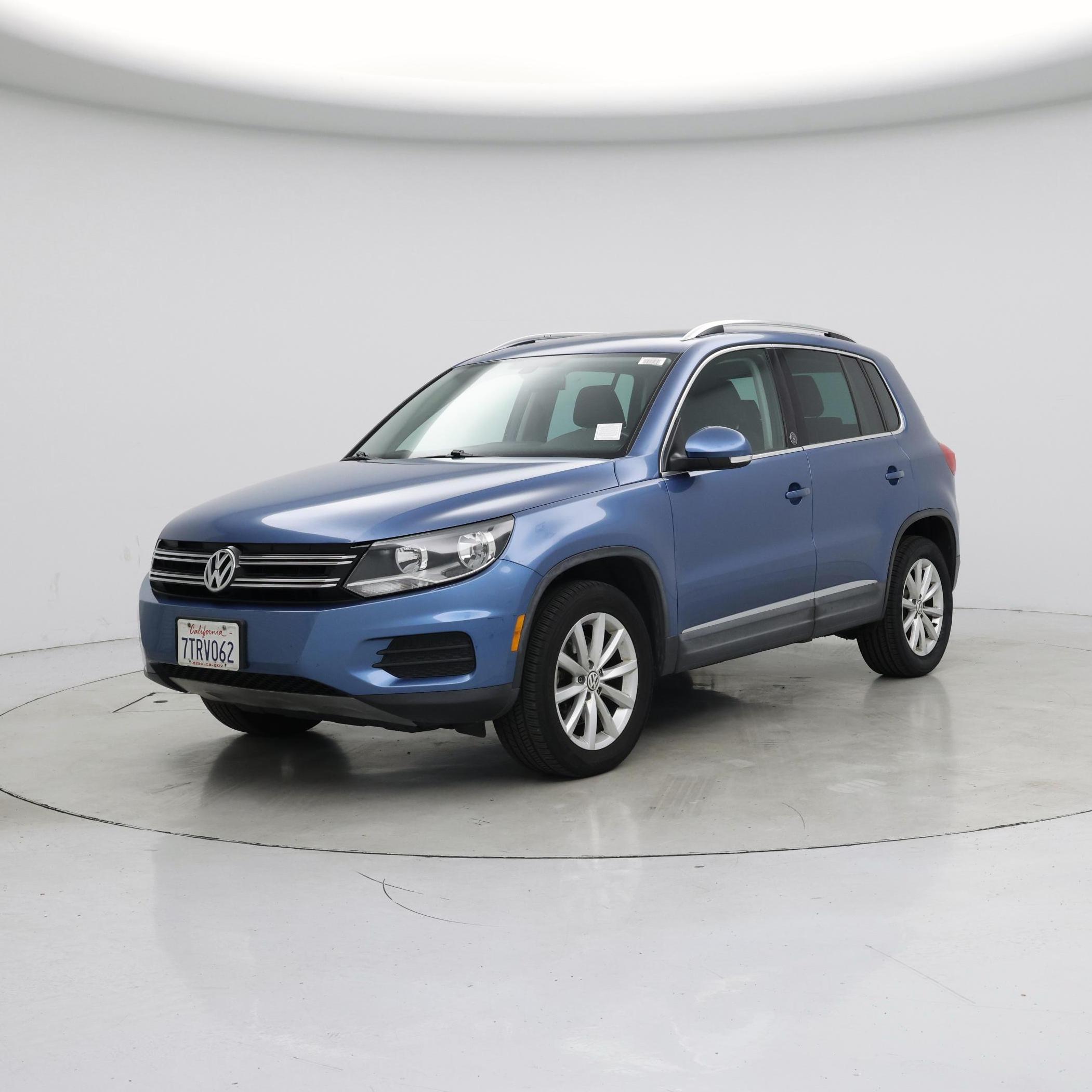 Thumbnail: 2017 Volkswagen Tiguan - 4