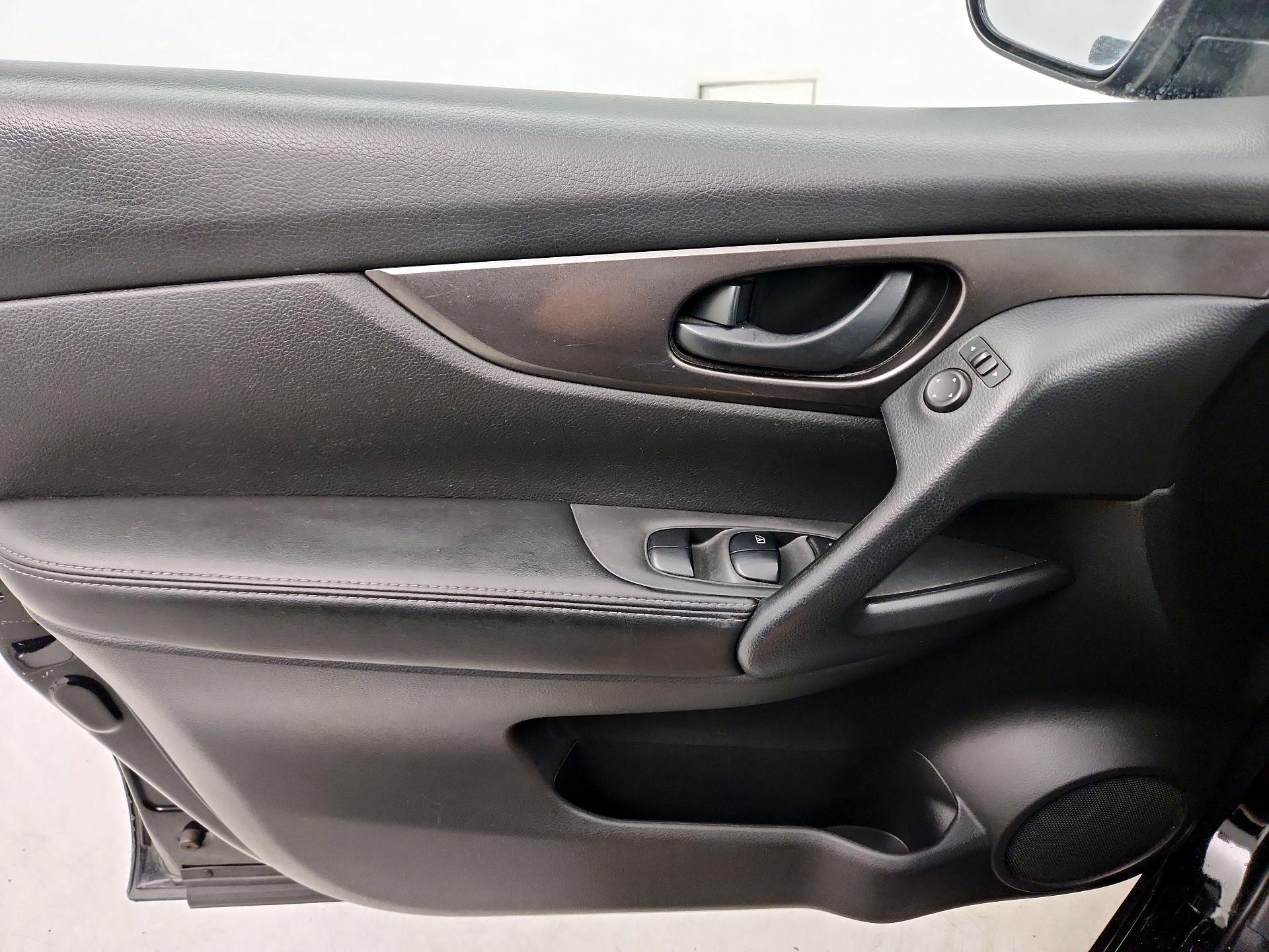 Thumbnail: 2020 Nissan Rogue Sport - 12