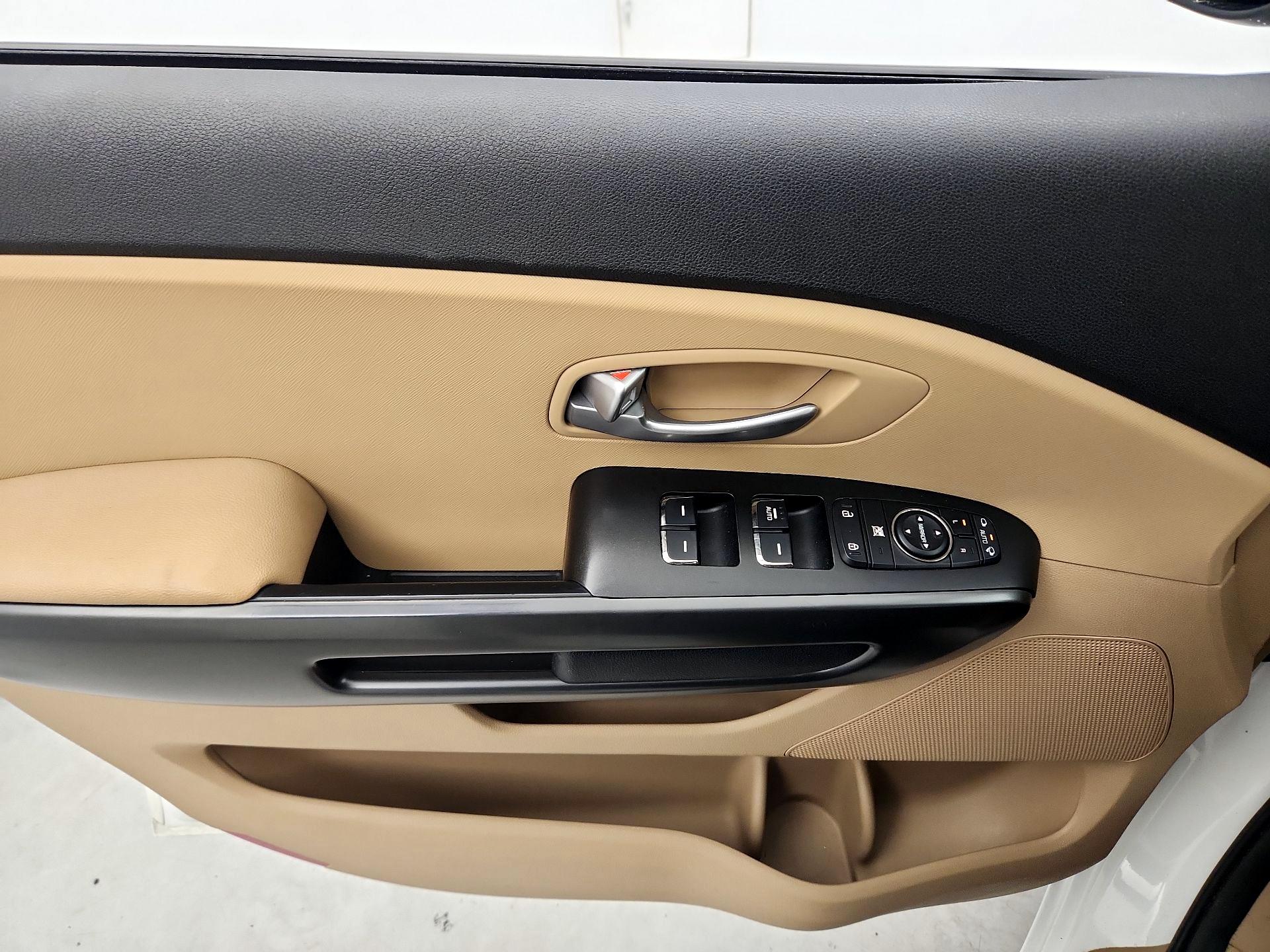 Thumbnail: 2016 Kia Sedona - 12