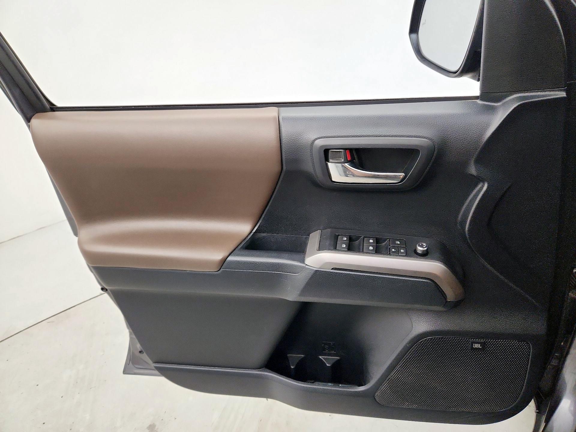 Thumbnail: 2016 Toyota Tacoma - 12