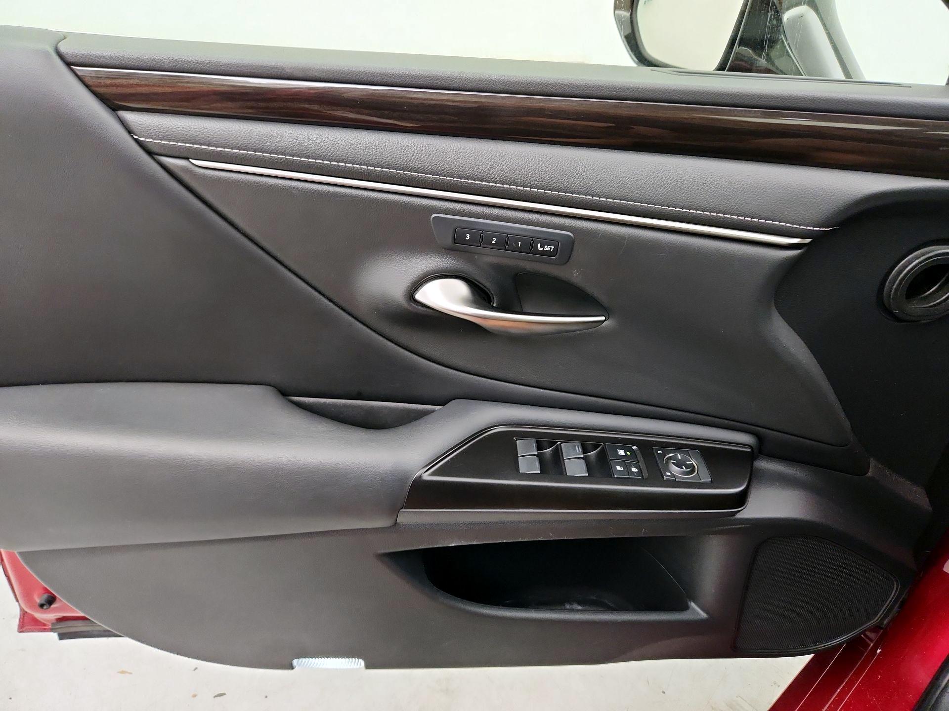 Thumbnail: 2019 Lexus ES - 12