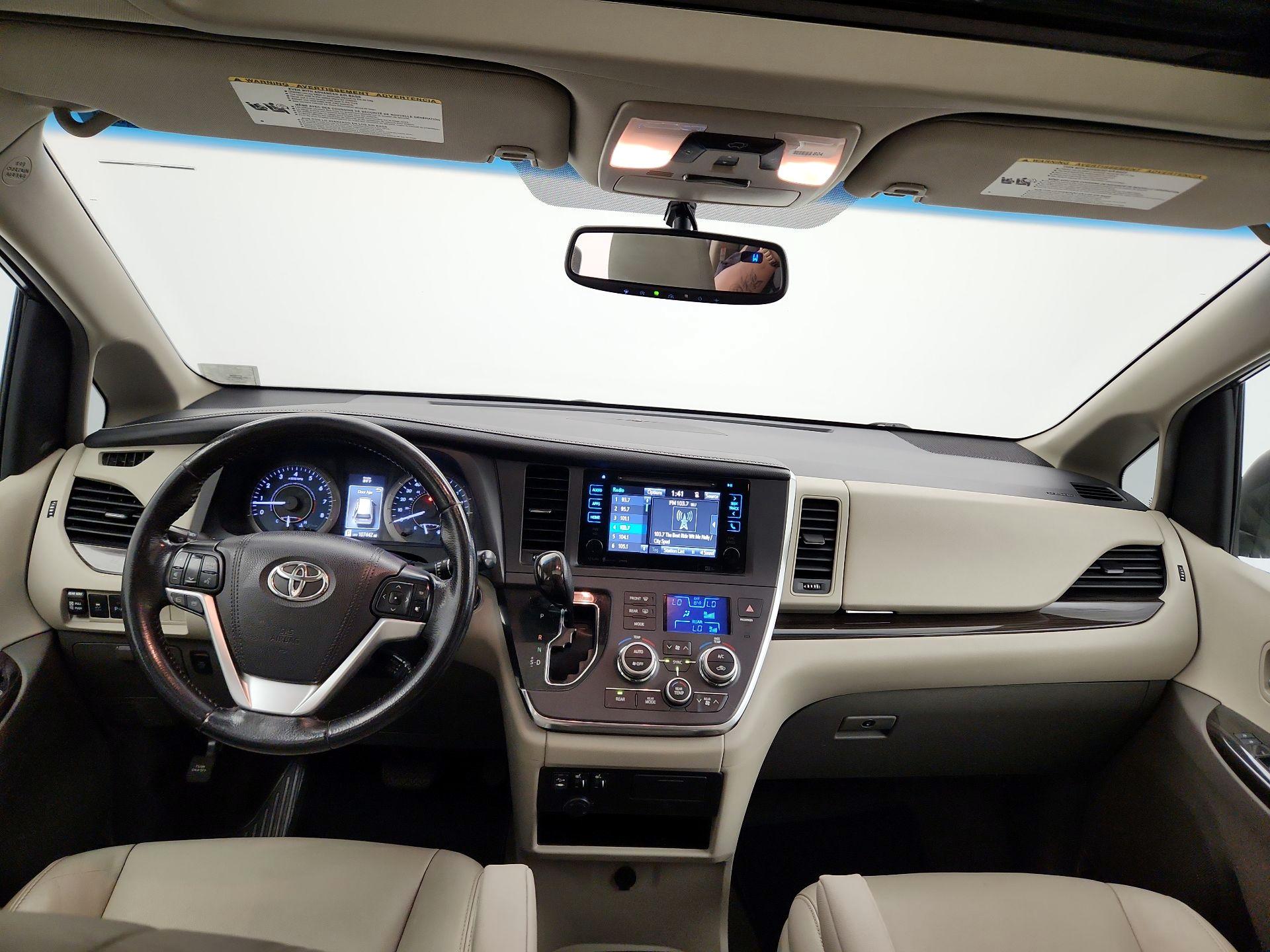 Thumbnail: 2017 Toyota Sienna - 9