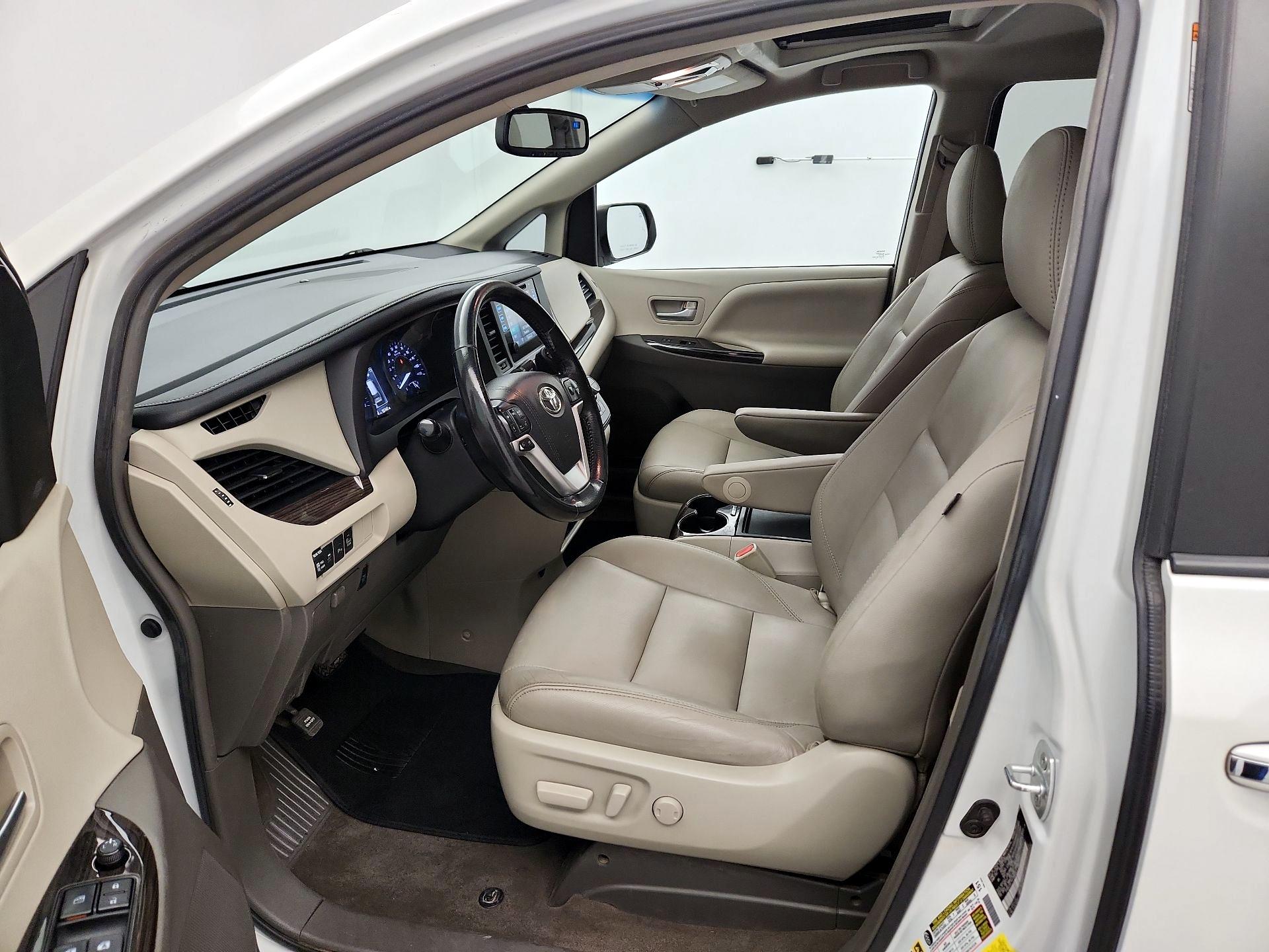 Thumbnail: 2017 Toyota Sienna - 11