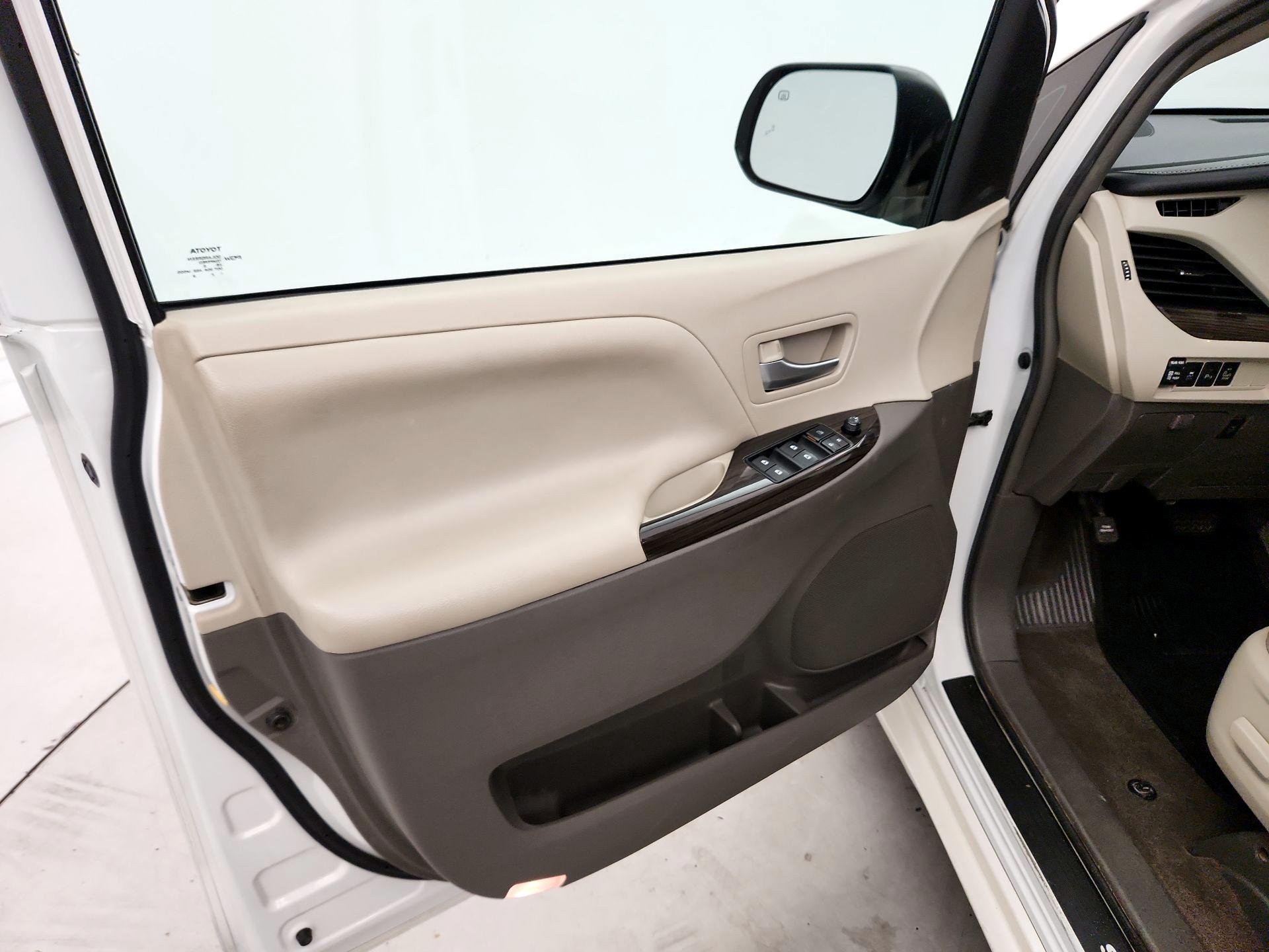 Thumbnail: 2017 Toyota Sienna - 12
