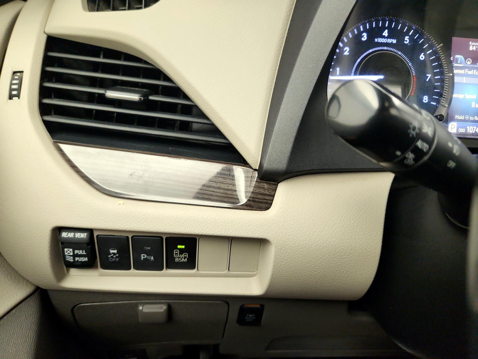 Thumbnail: 2017 Toyota Sienna - 13