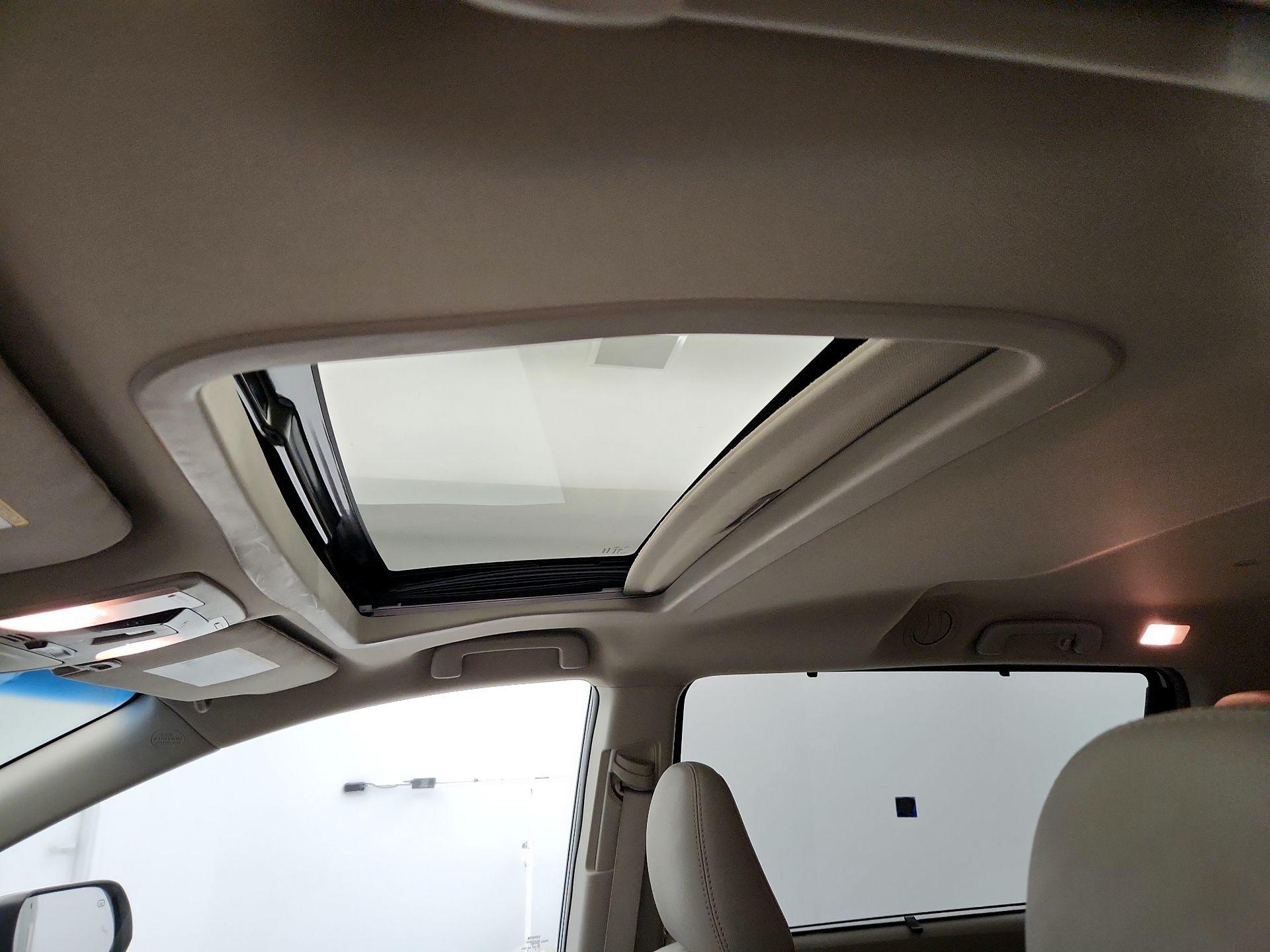 Thumbnail: 2017 Toyota Sienna - 19