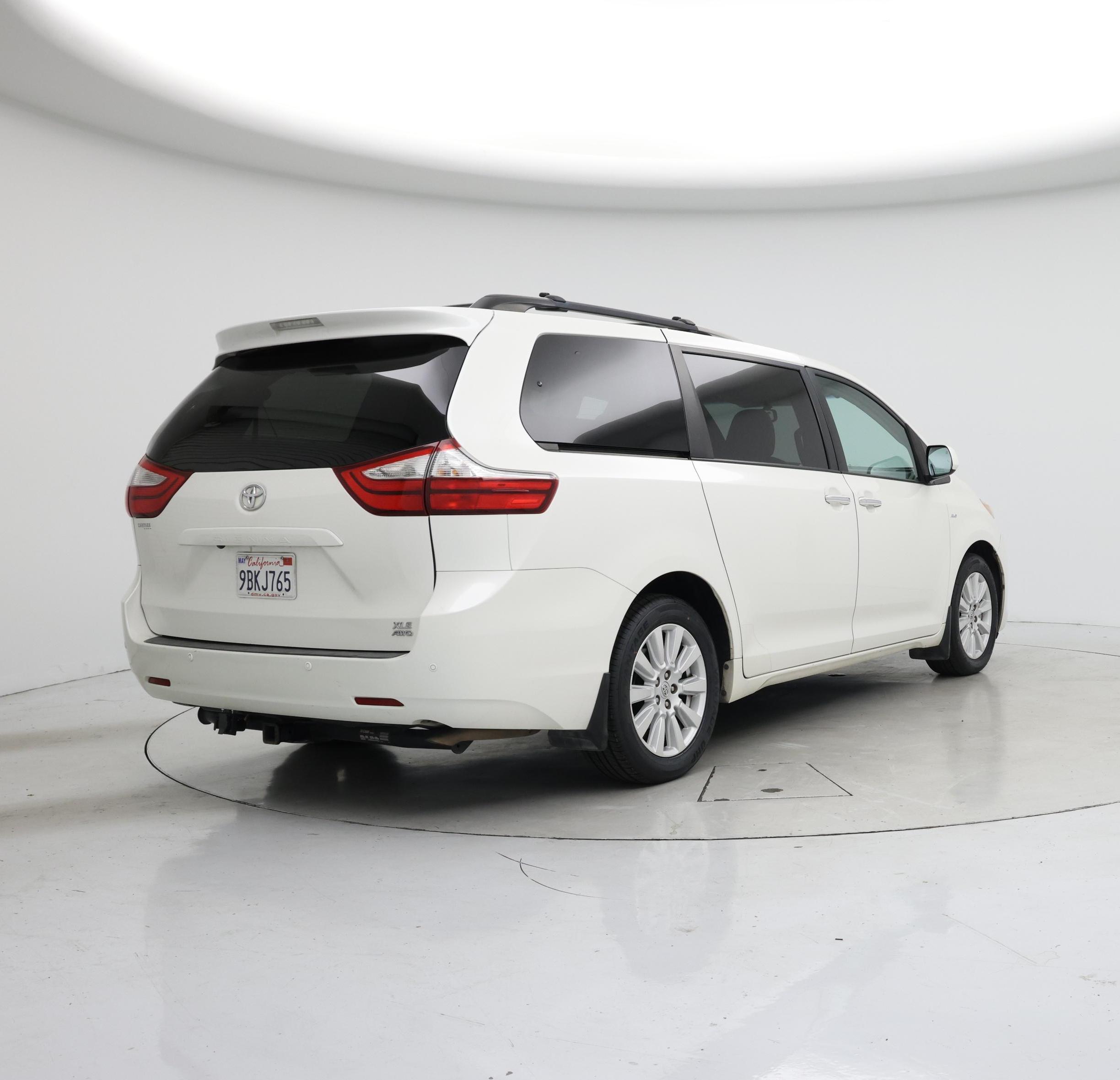 Thumbnail: 2017 Toyota Sienna - 8