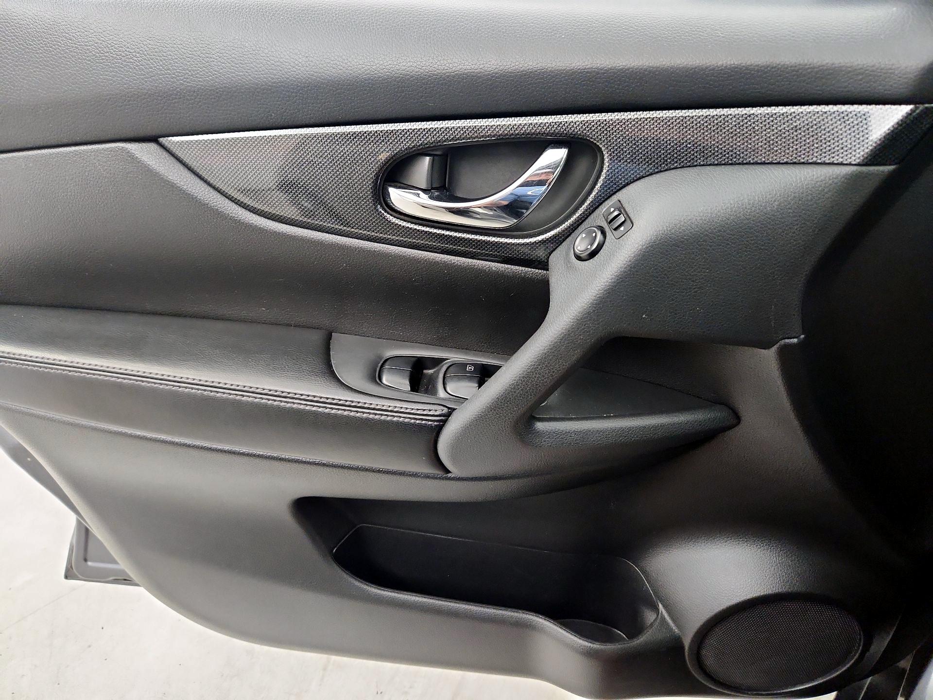 Thumbnail: 2016 Nissan Rogue - 12