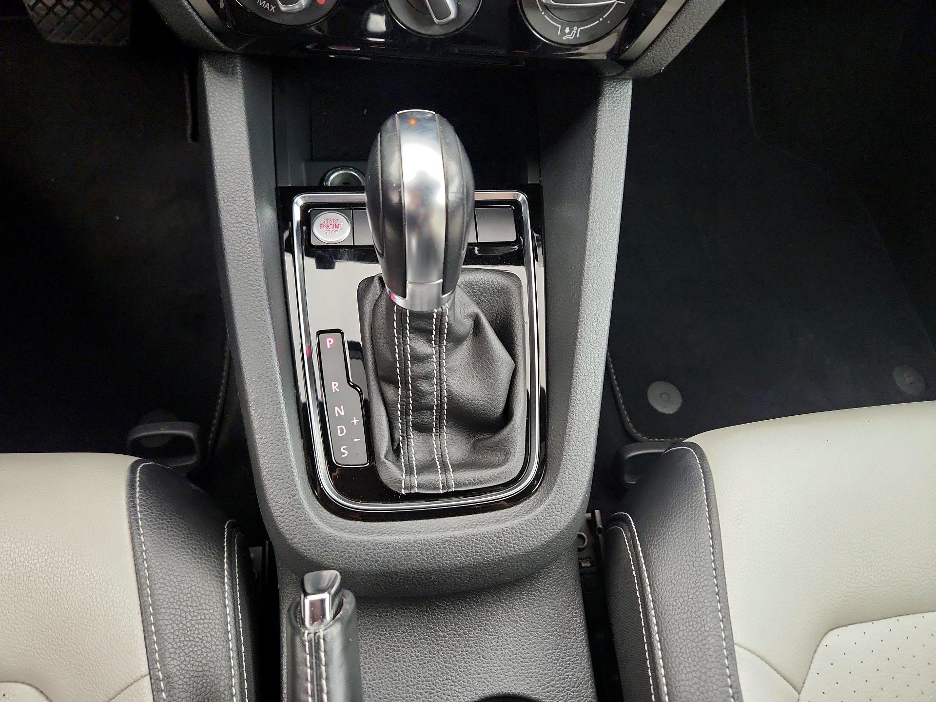 Thumbnail: 2015 Volkswagen Jetta - 18