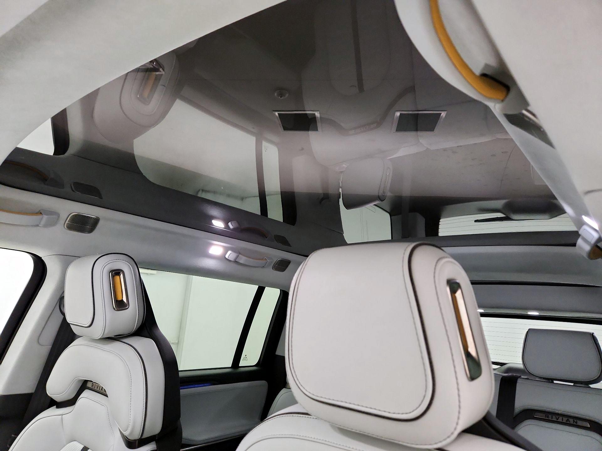 Thumbnail: 2024 Rivian R1S - 18