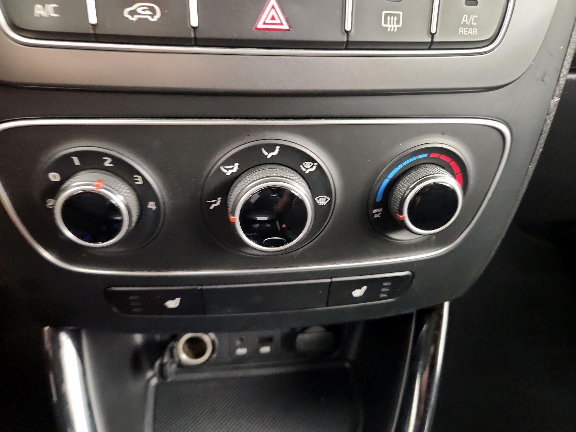 Thumbnail: 2014 Kia Sorento - 16