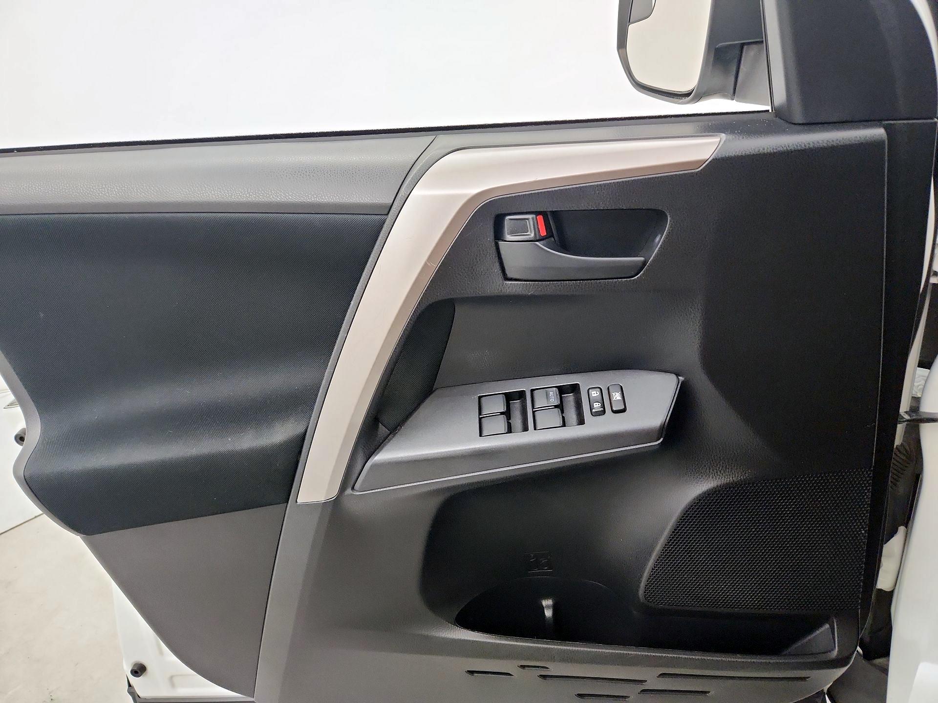 Thumbnail: 2018 Toyota RAV4 - 12