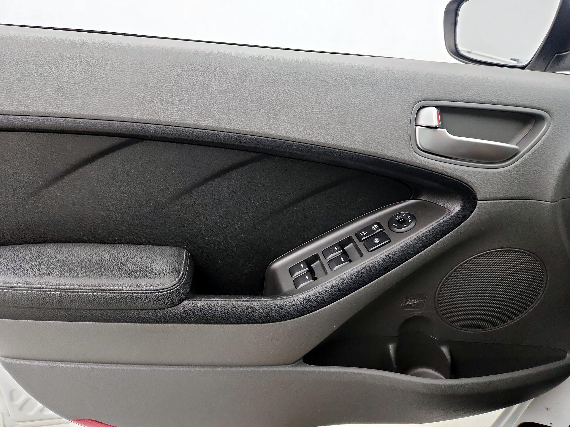 Thumbnail: 2017 Kia Forte - 12