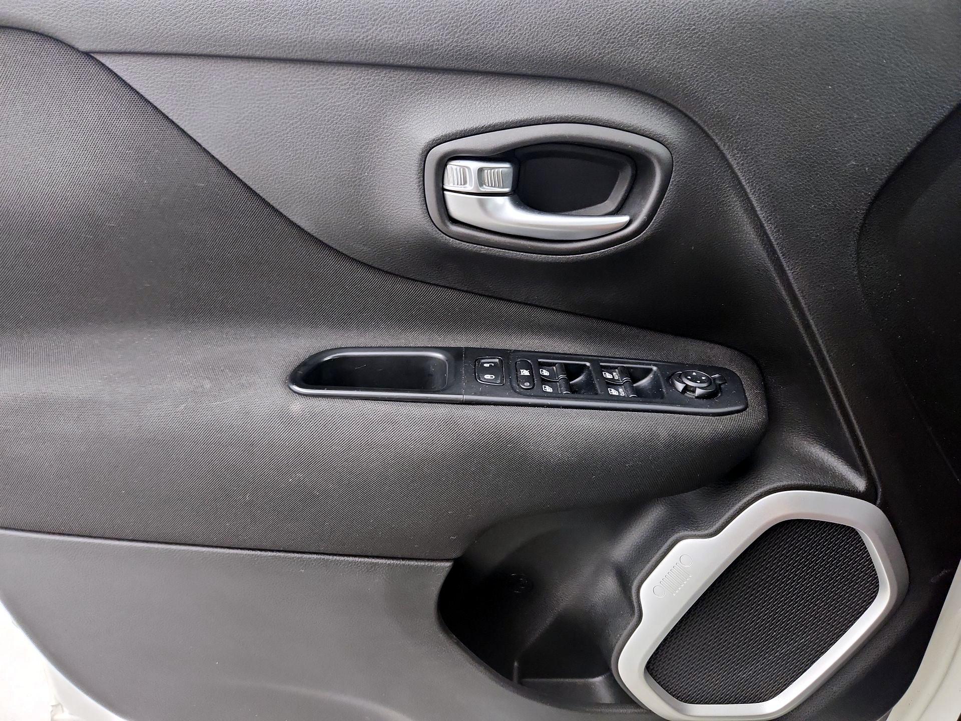Thumbnail: 2018 Jeep Renegade - 12