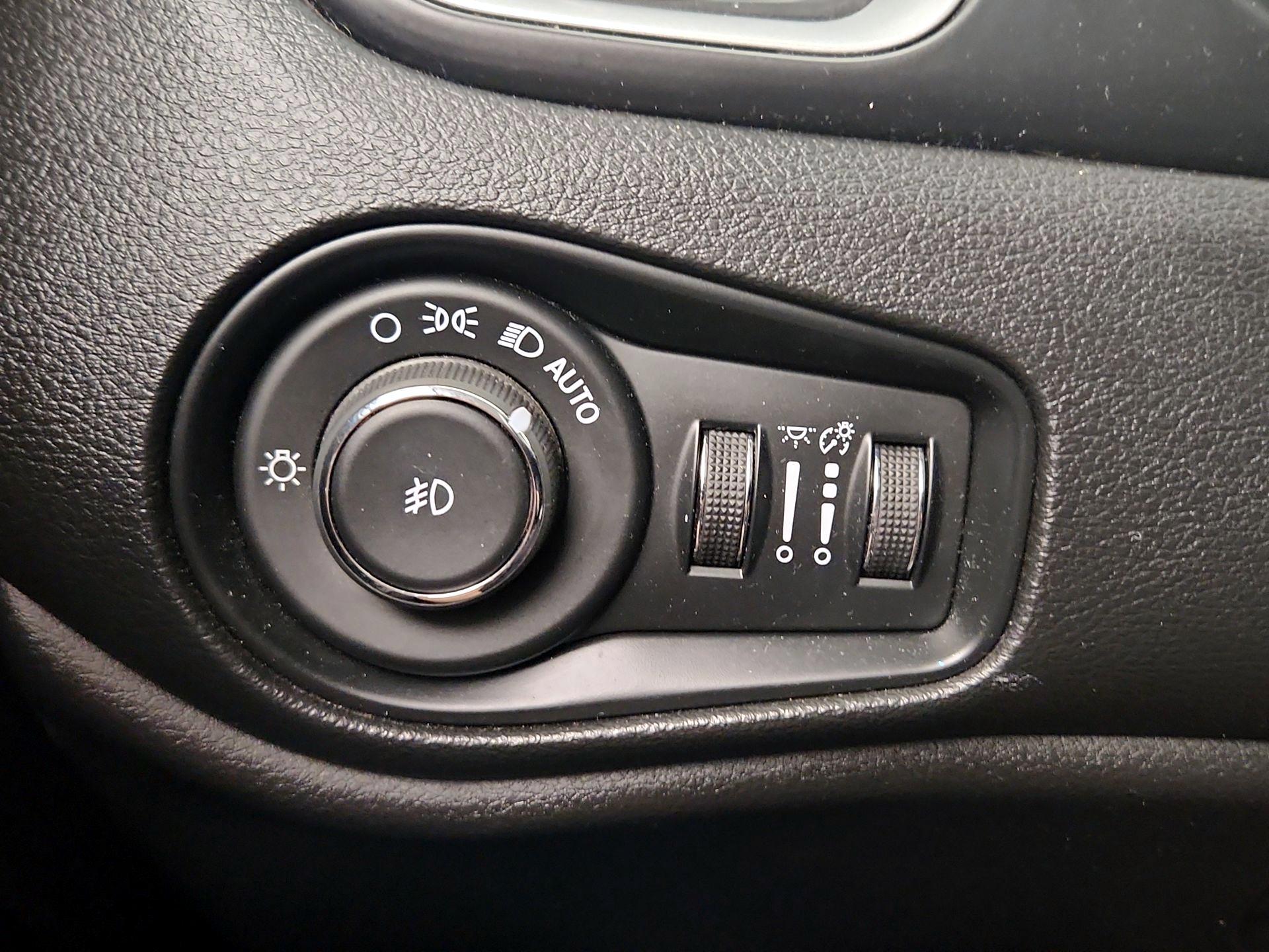 Thumbnail: 2018 Jeep Renegade - 13