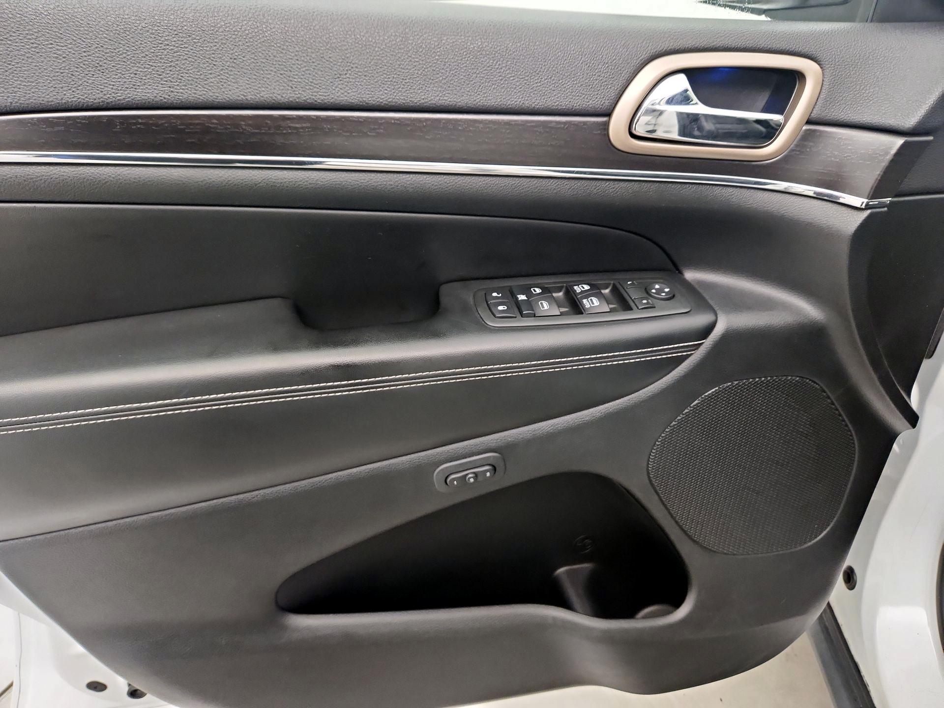 Thumbnail: 2015 Jeep Grand Cherokee - 12