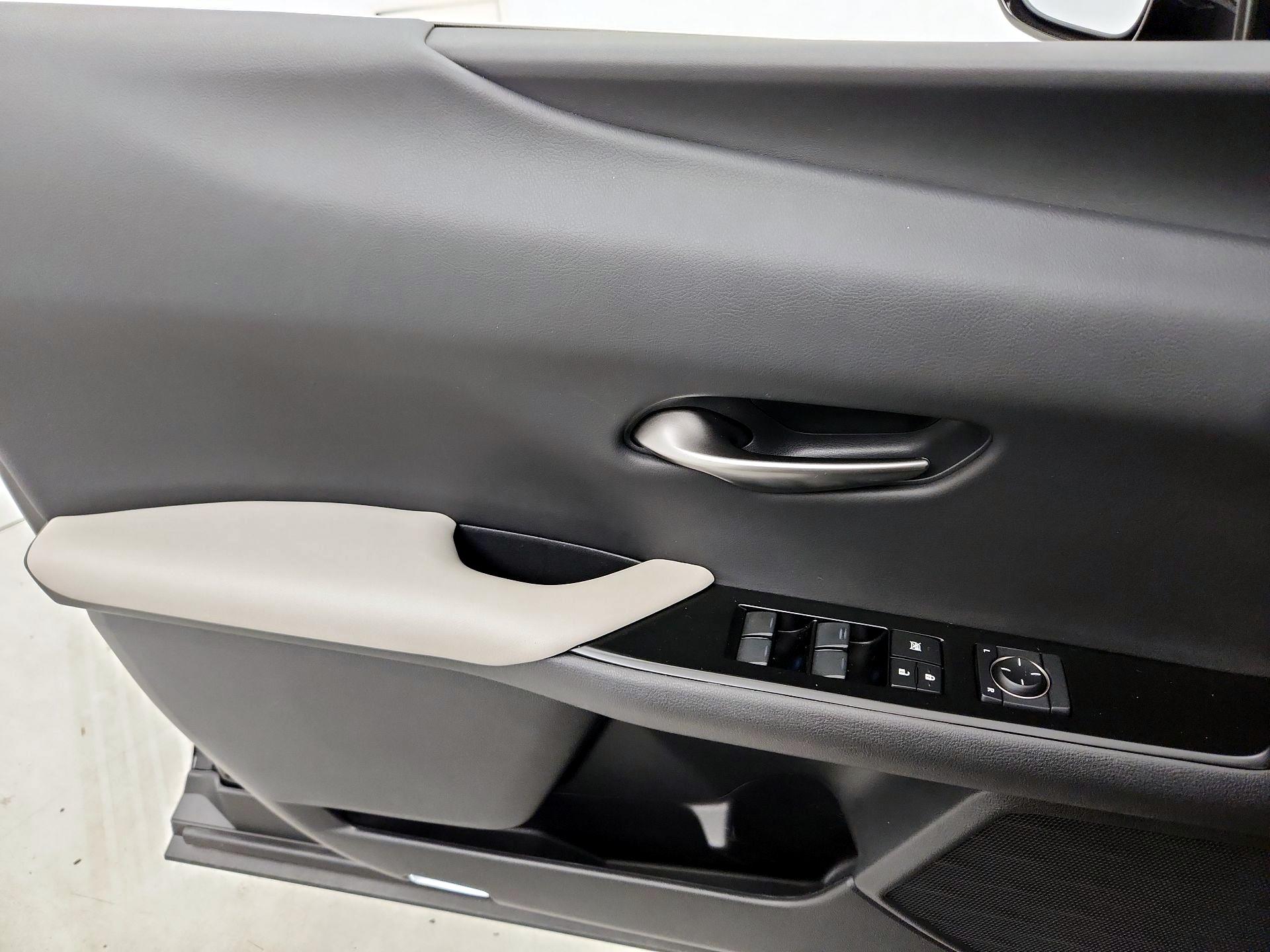 Thumbnail: 2021 Lexus UX - 12