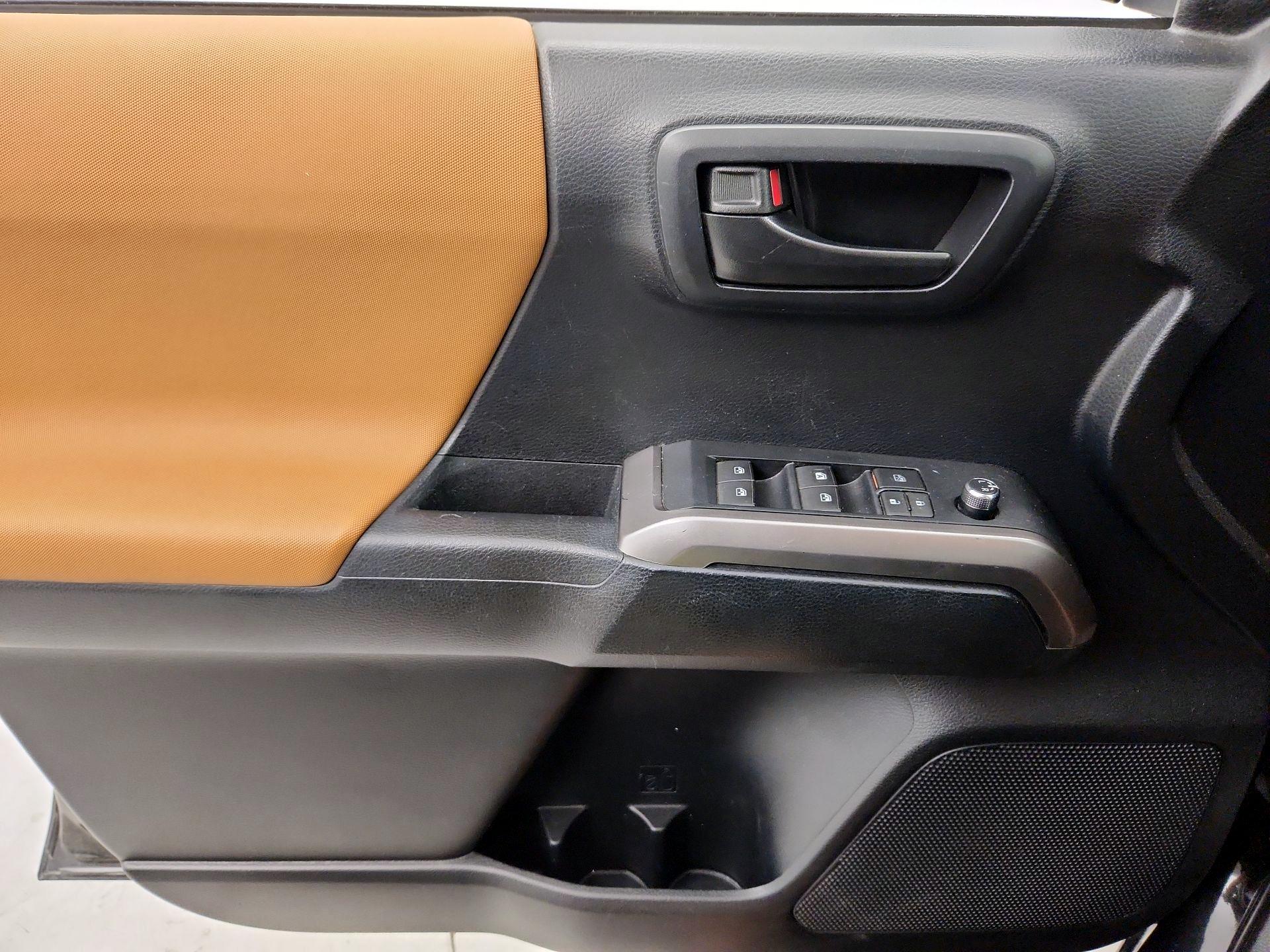 Thumbnail: 2016 Toyota Tacoma - 12