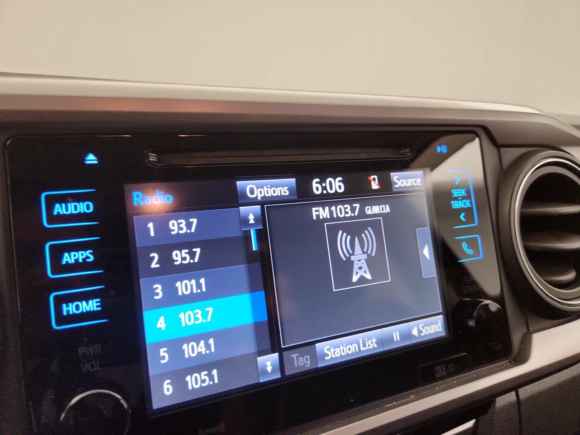 Thumbnail: 2016 Toyota Tacoma - 15