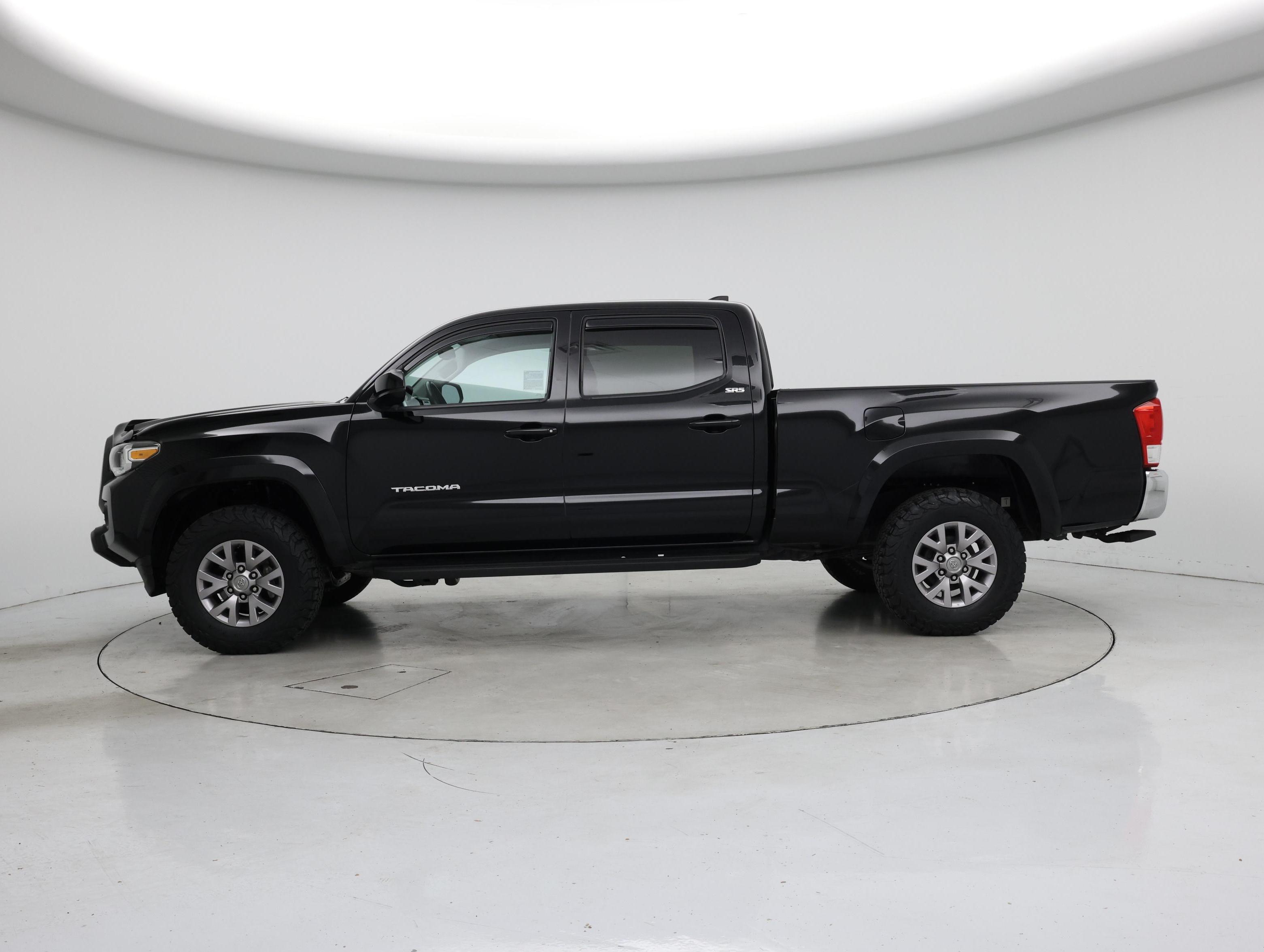 Thumbnail: 2016 Toyota Tacoma - 3