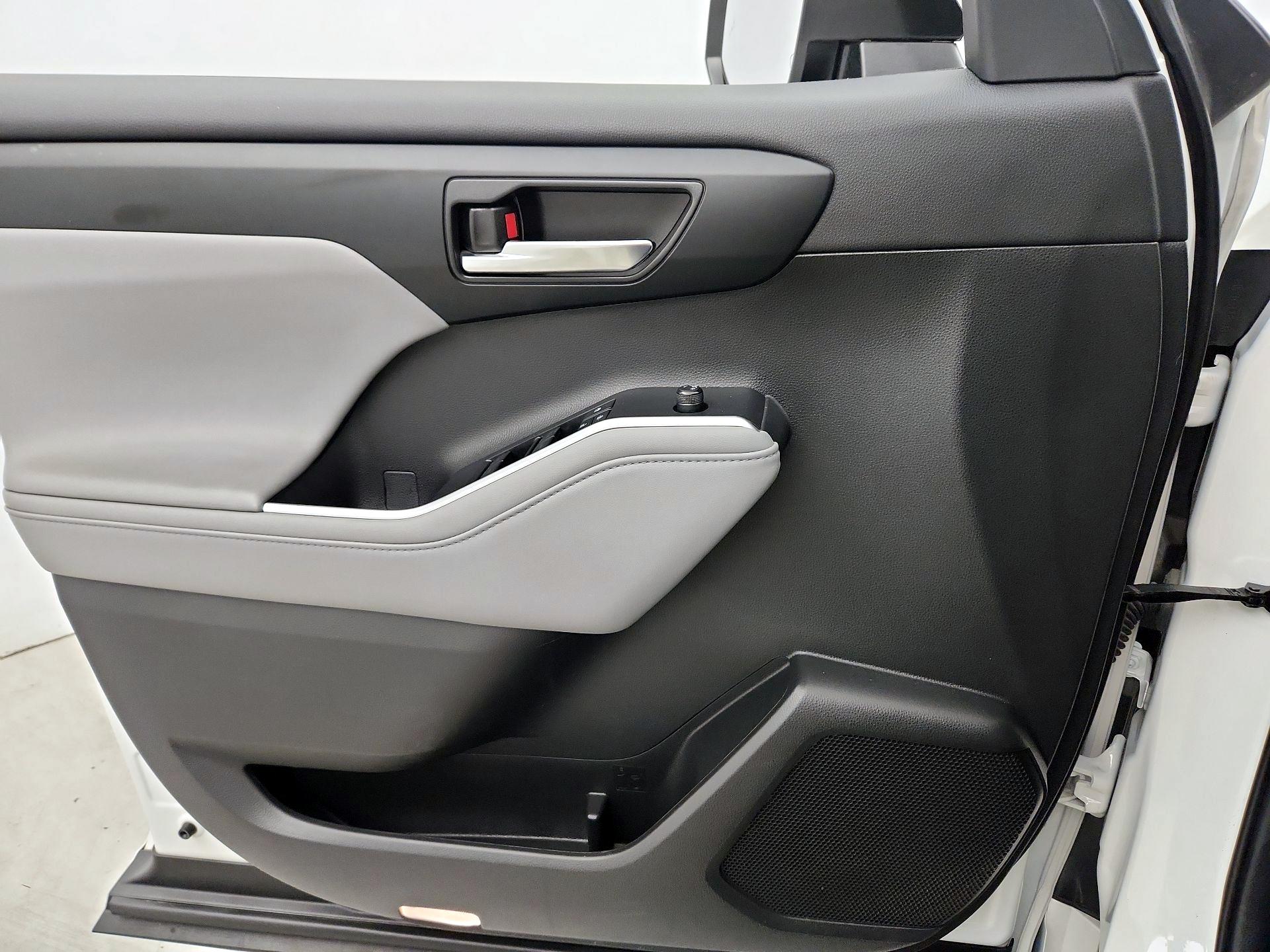 Thumbnail: 2021 Toyota Highlander - 12