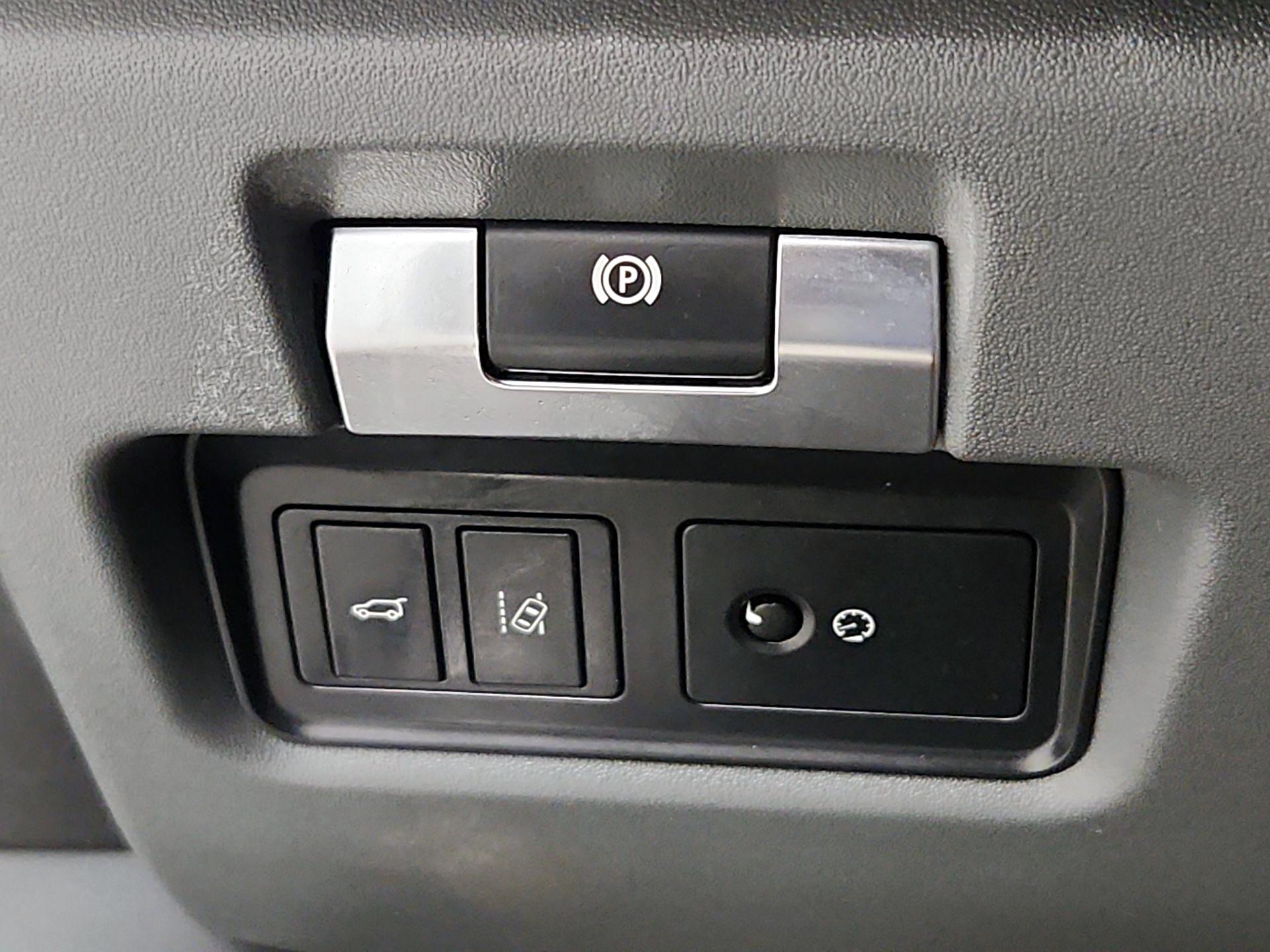 Thumbnail: 2018 Jaguar E-Pace - 13