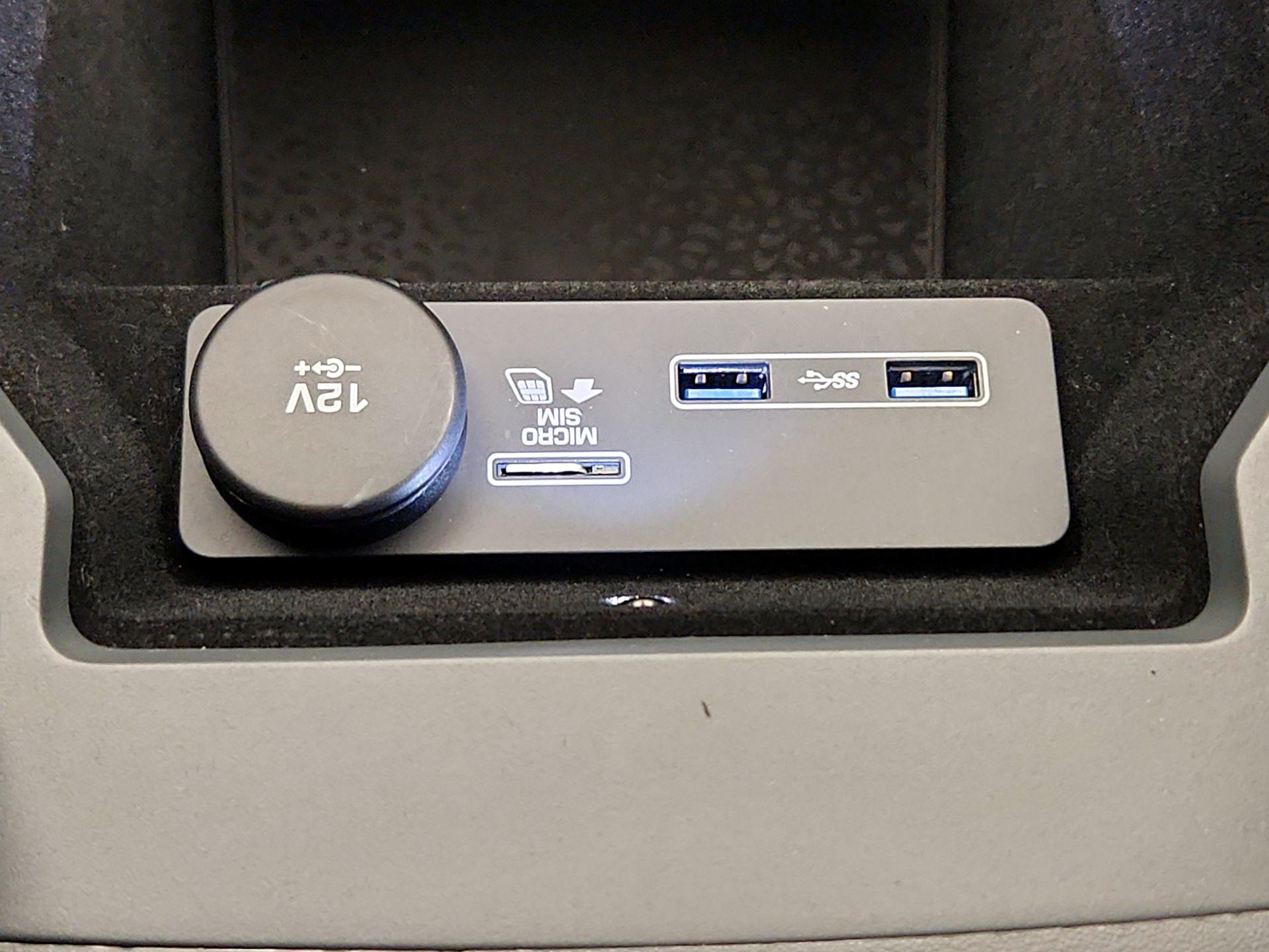 Thumbnail: 2018 Jaguar E-Pace - 19