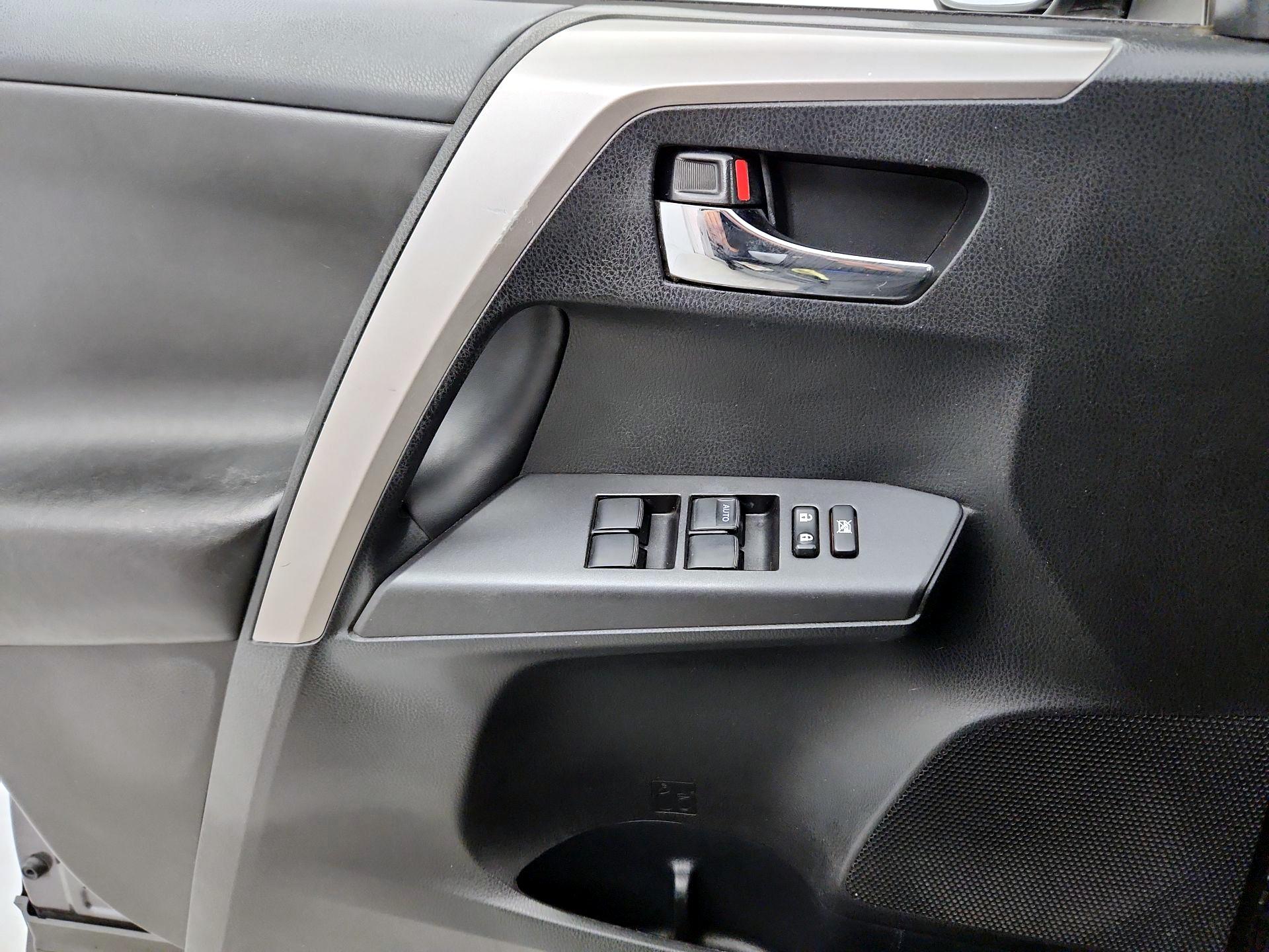 Thumbnail: 2018 Toyota RAV4 - 12