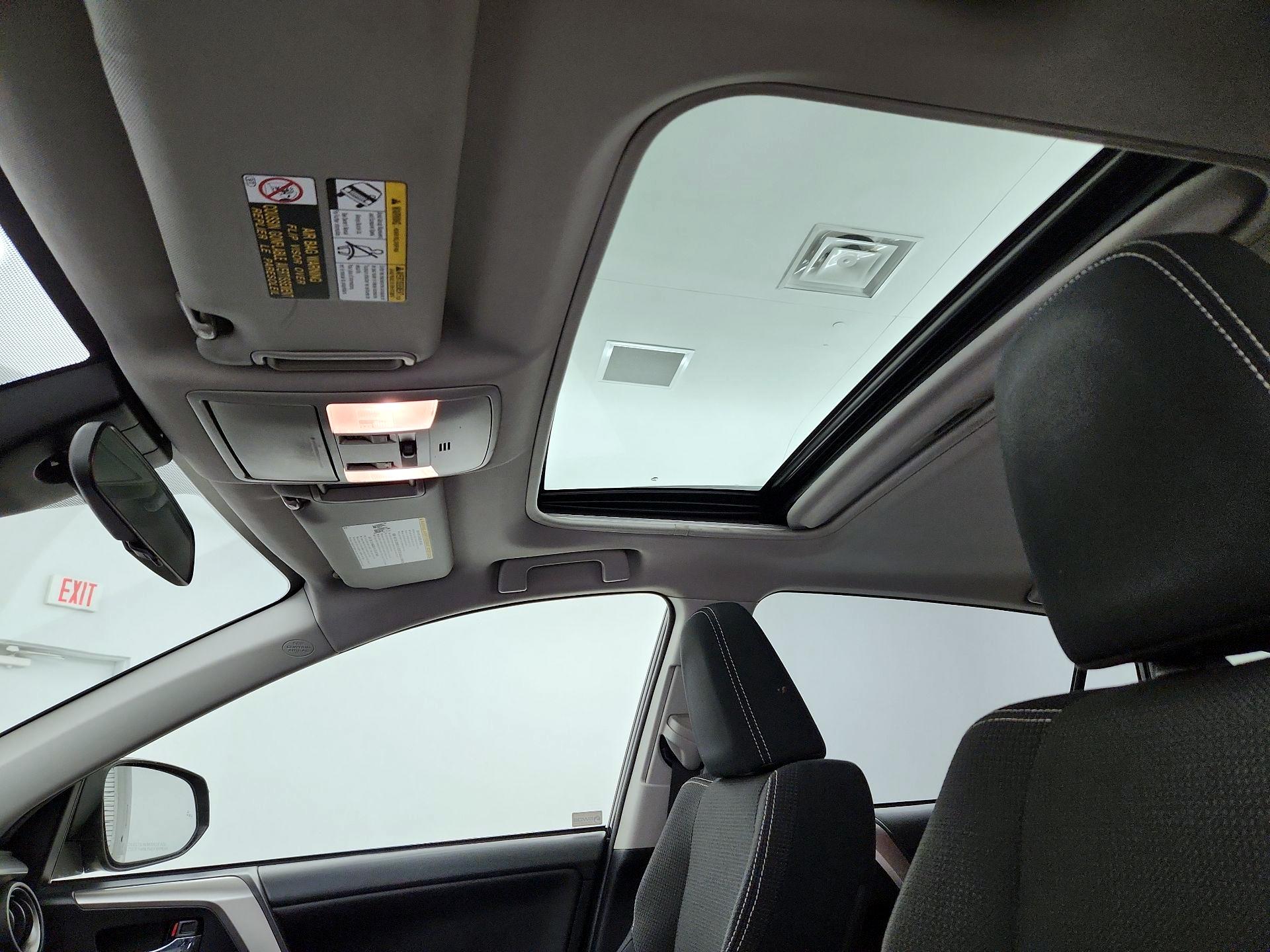 Thumbnail: 2018 Toyota RAV4 - 19