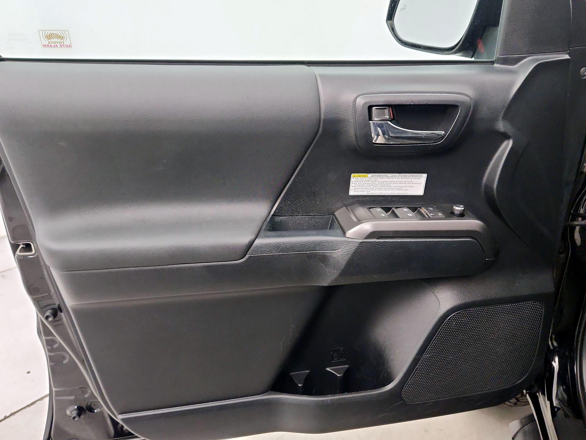 Thumbnail: 2018 Toyota Tacoma - 12