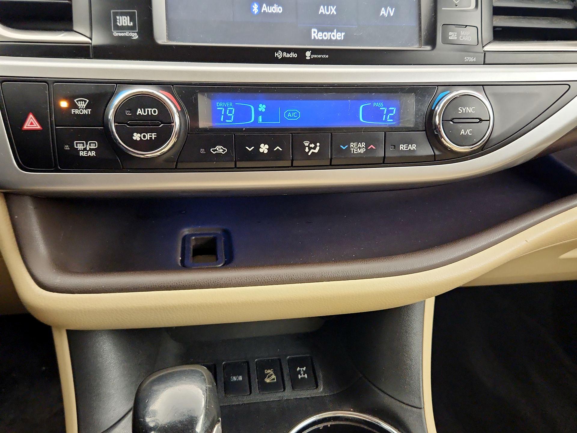 Thumbnail: 2014 Toyota Highlander - 16