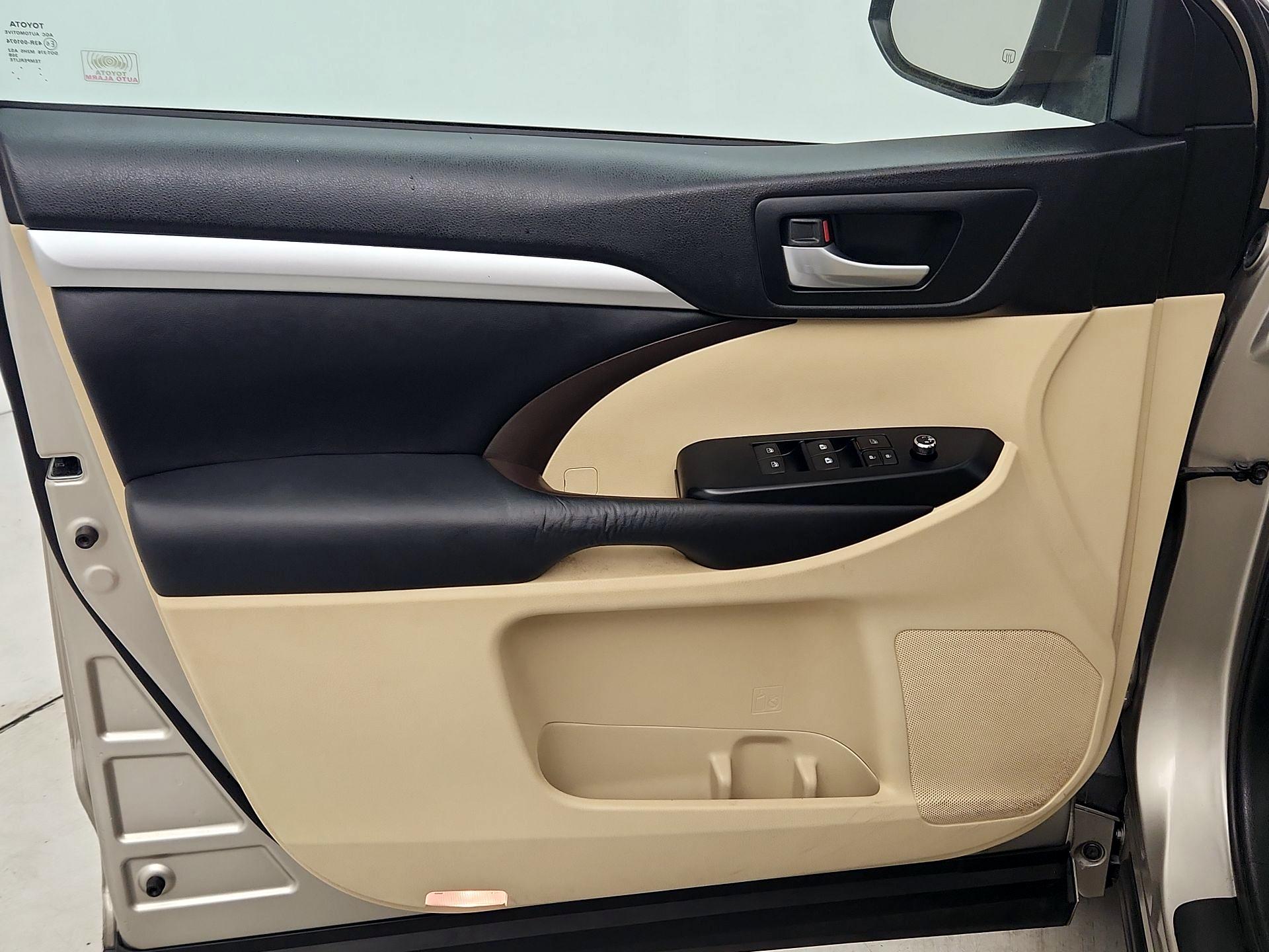 Thumbnail: 2015 Toyota Highlander - 12