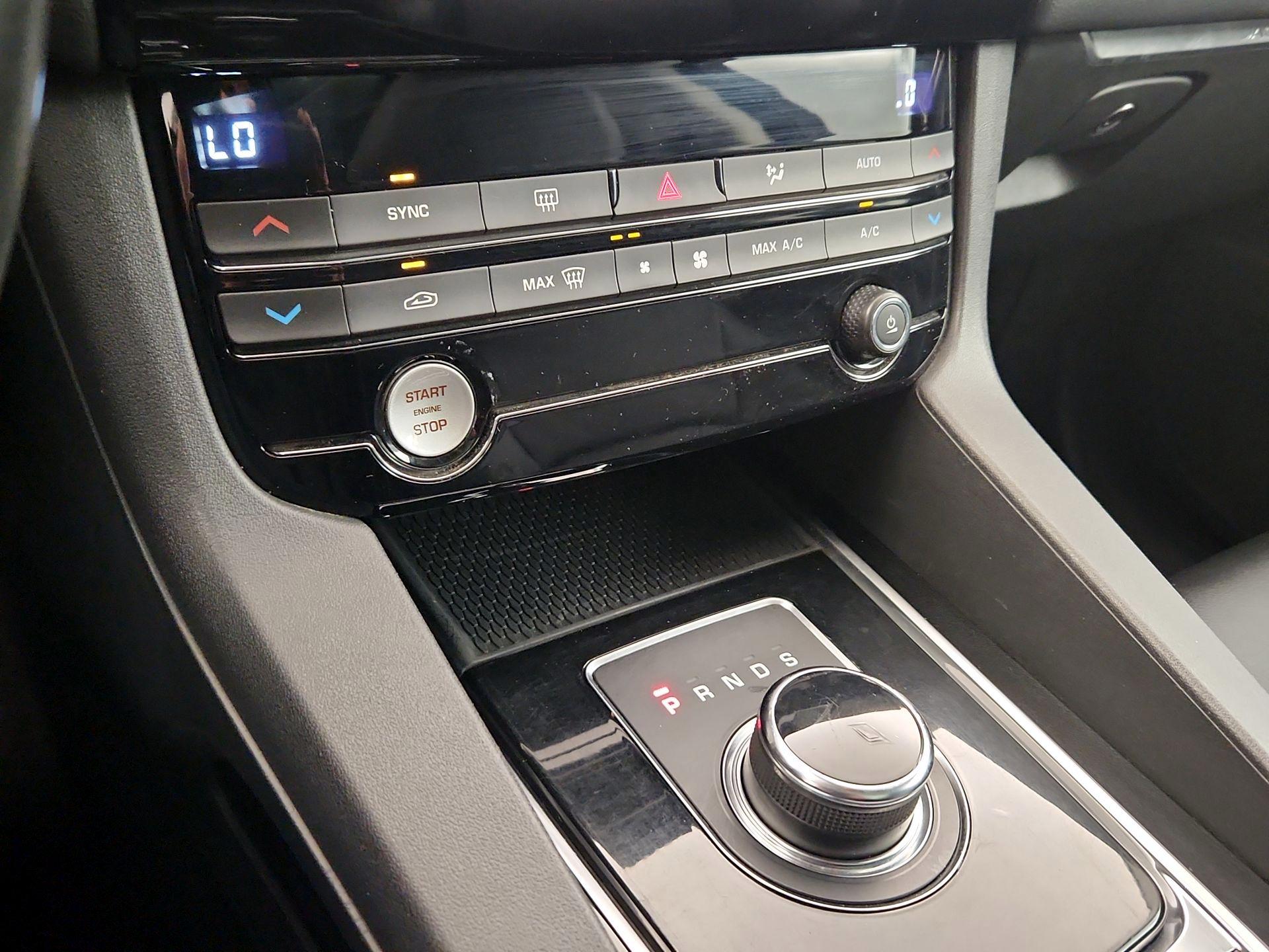 Thumbnail: 2019 Jaguar F-Pace - 16