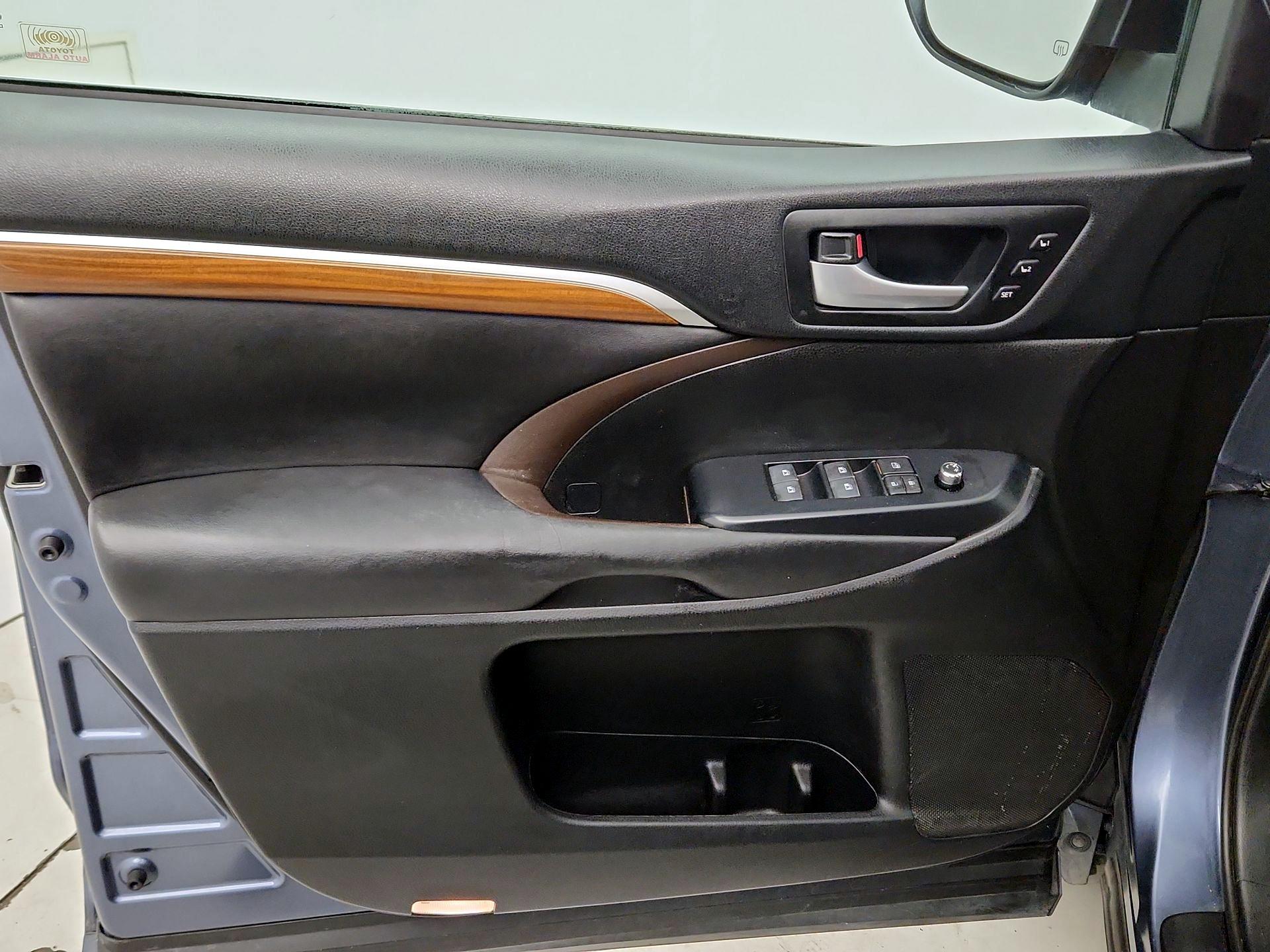 Thumbnail: 2017 Toyota Highlander - 12