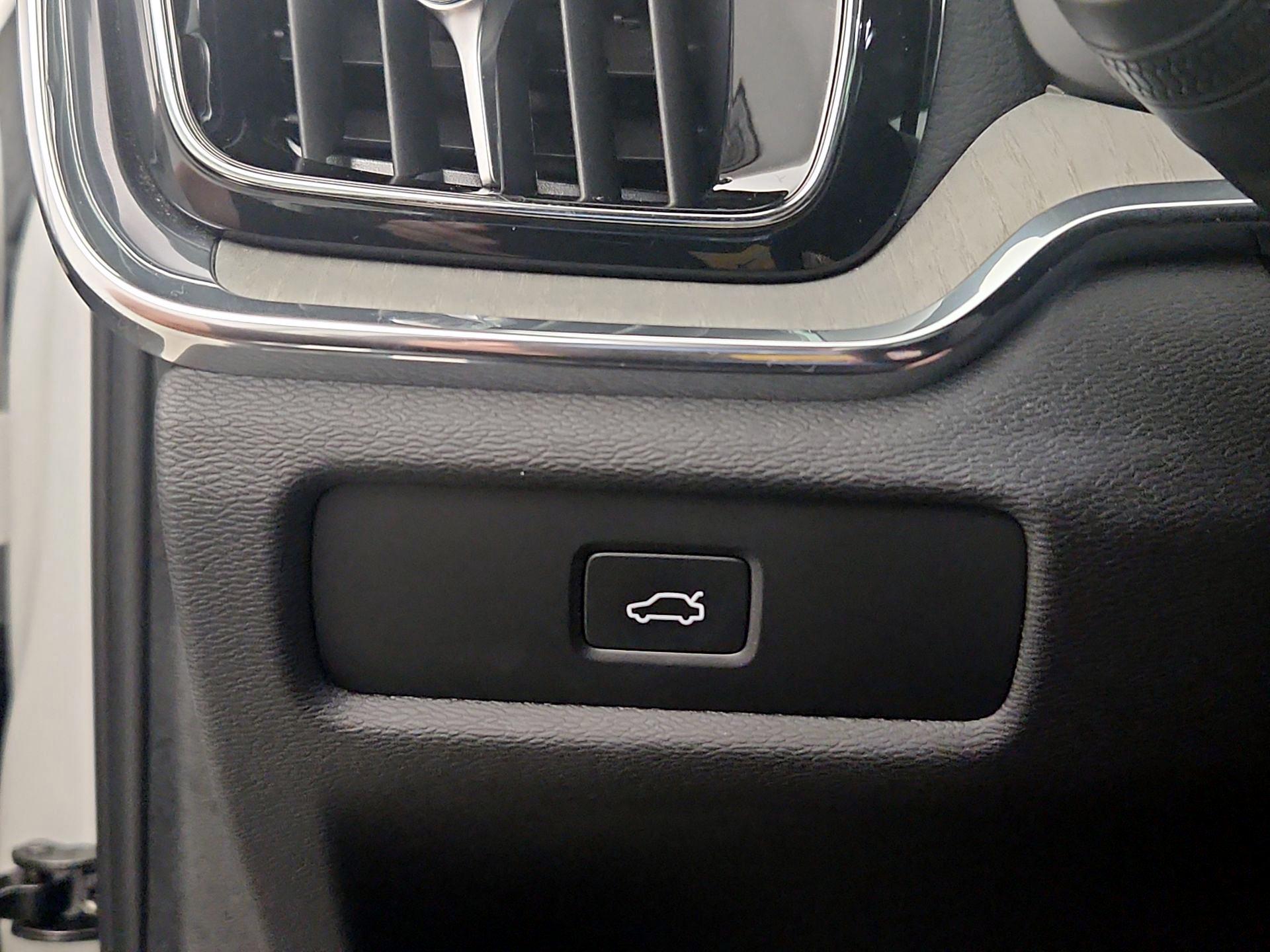 Thumbnail: 2023 Volvo S60 - 13