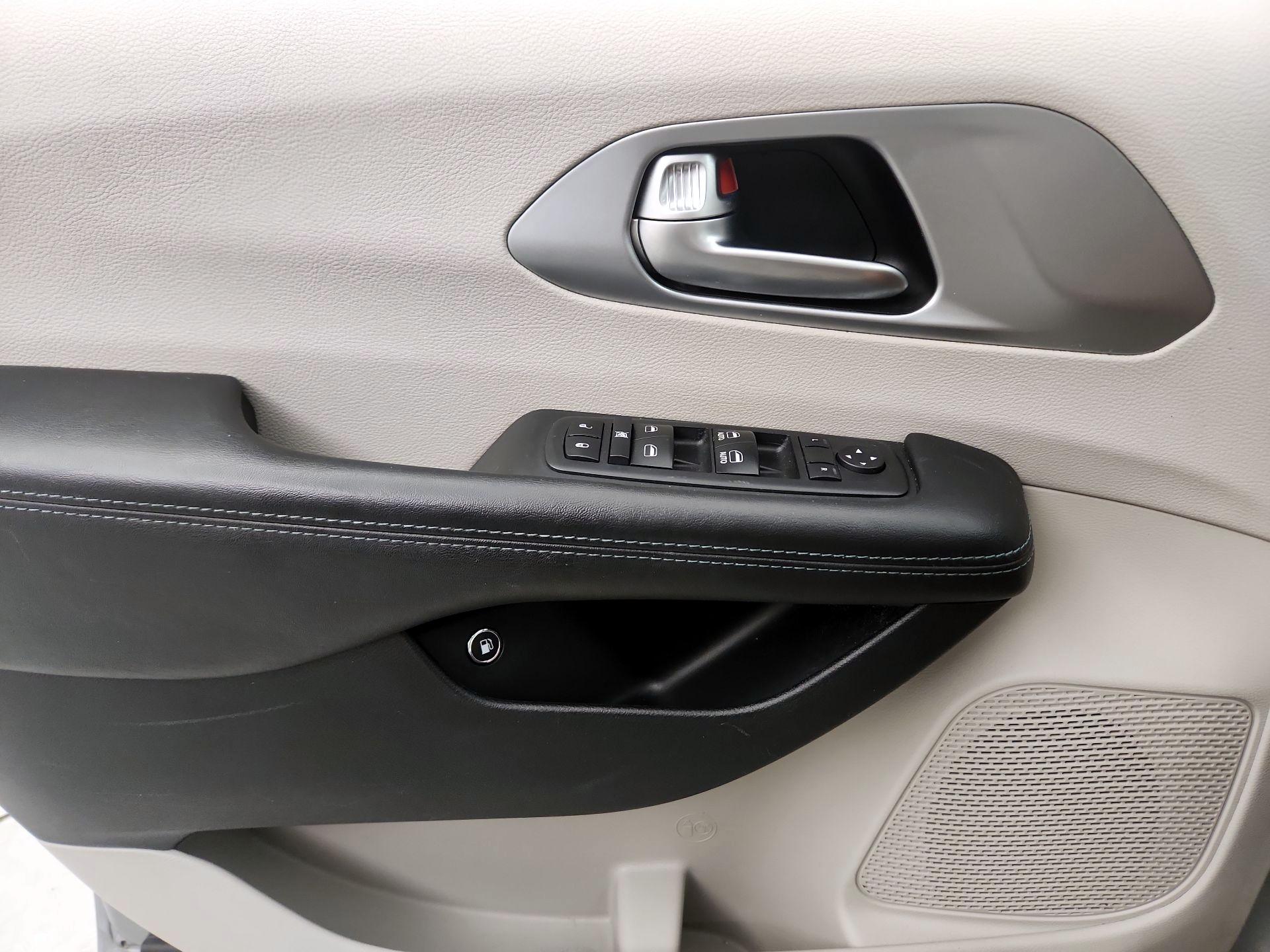 Thumbnail: 2018 Chrysler Pacifica - 12