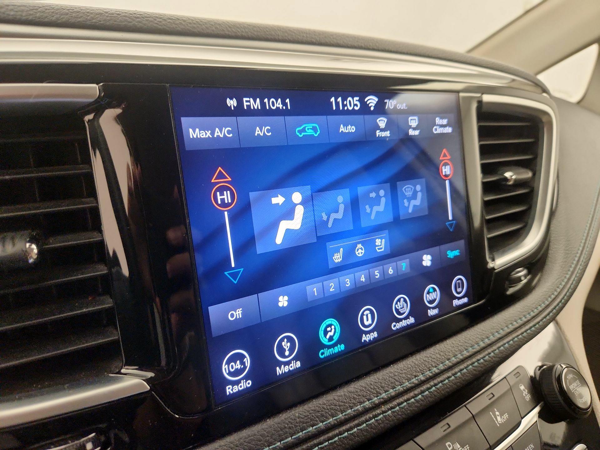 Thumbnail: 2018 Chrysler Pacifica - 17