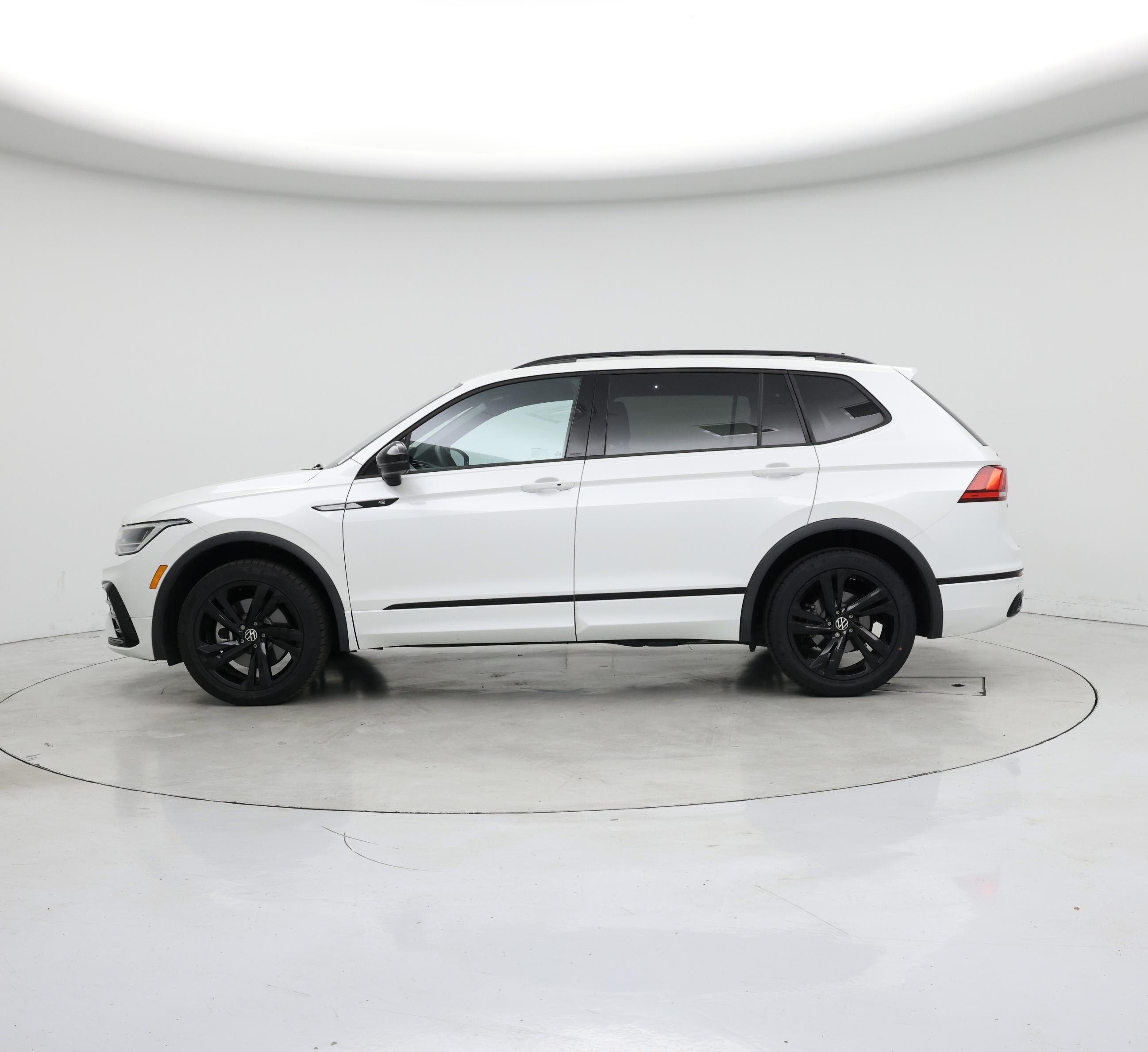 Thumbnail: 2023 Volkswagen Tiguan - 3