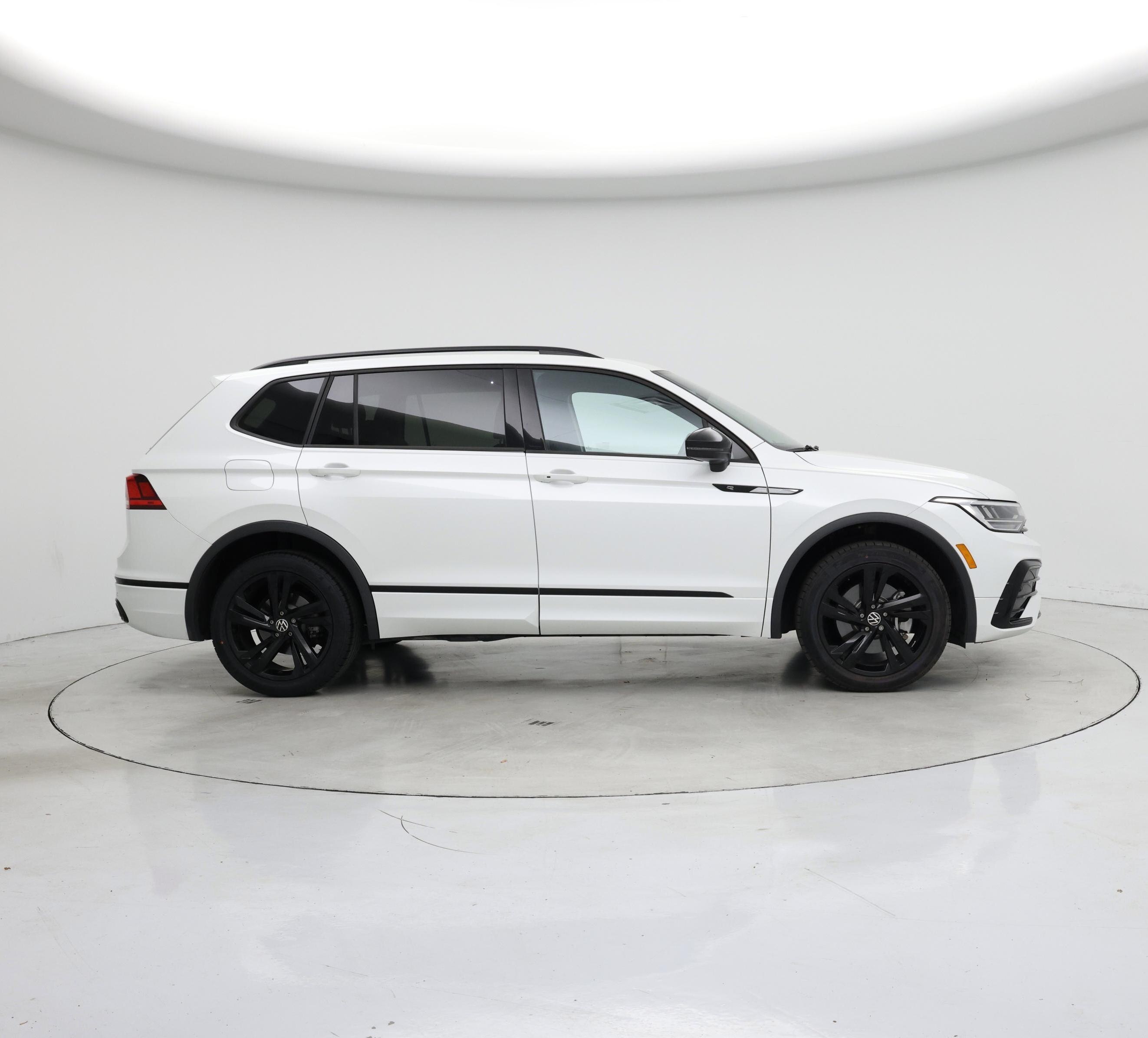 Thumbnail: 2023 Volkswagen Tiguan - 7