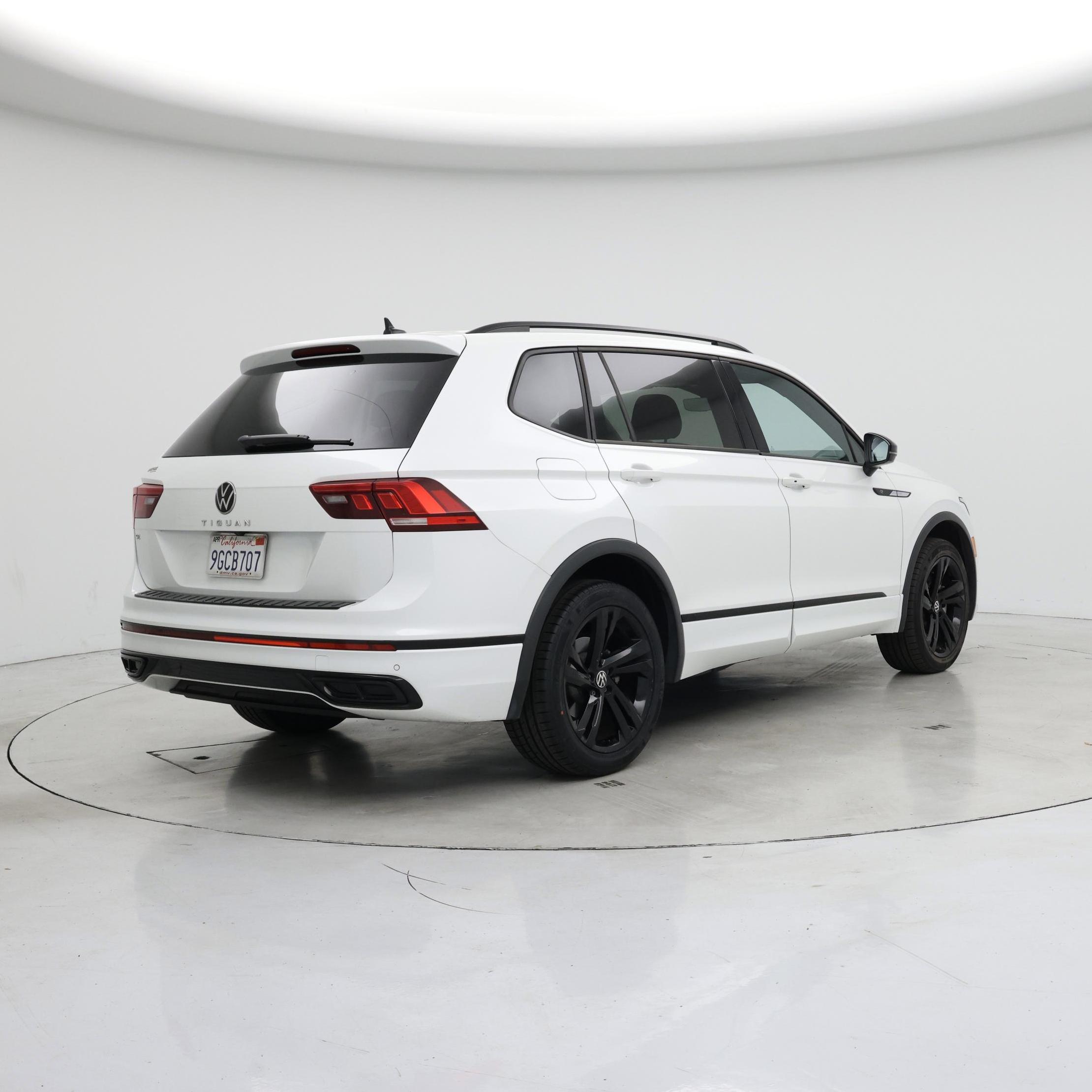 Thumbnail: 2023 Volkswagen Tiguan - 8