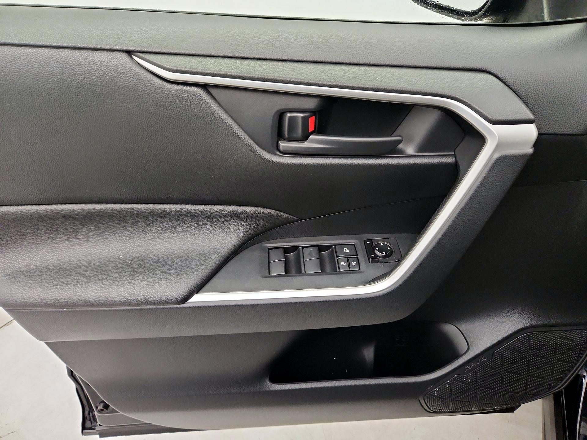 Thumbnail: 2019 Toyota RAV4 - 12